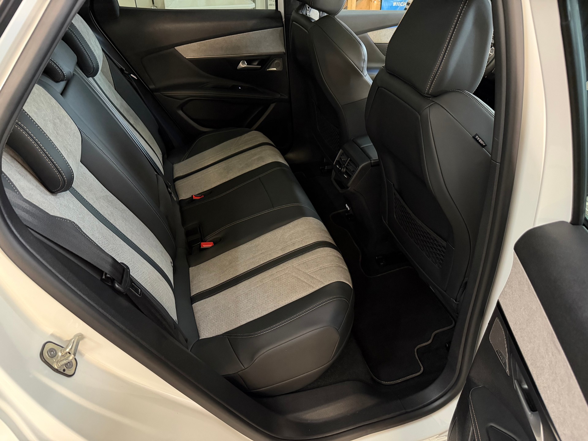 PEUGEOT 3008 300e Hybrid4 GT Pack EAT8-image-25