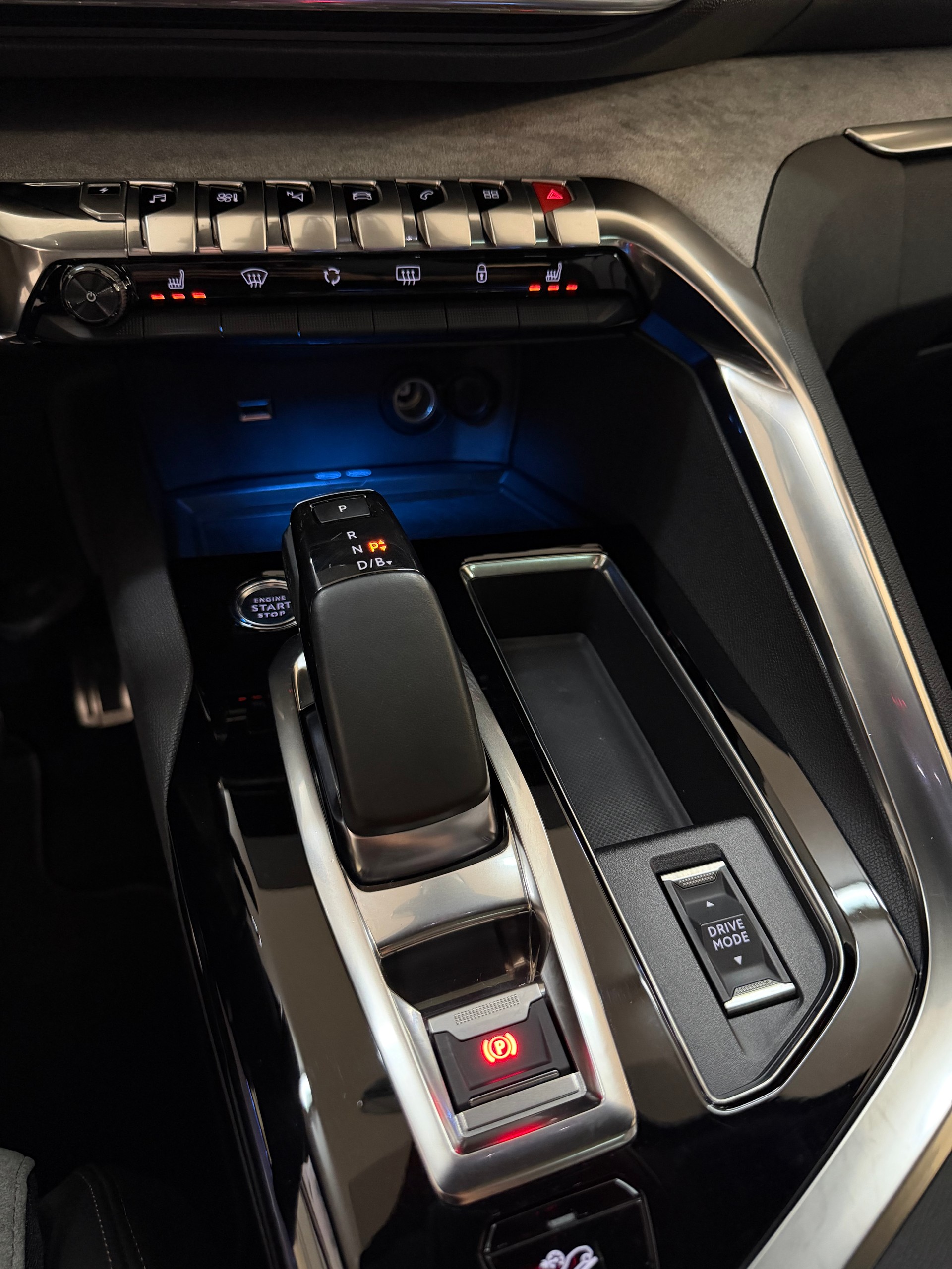 PEUGEOT 3008 300e Hybrid4 GT Pack EAT8-image-22