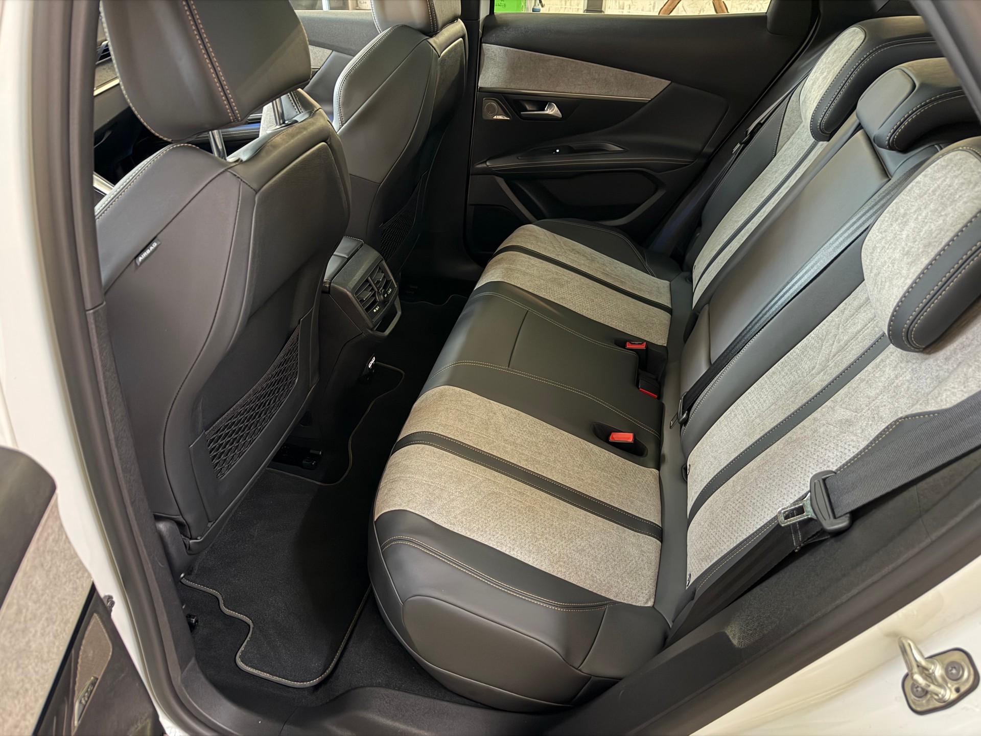PEUGEOT 3008 300e Hybrid4 GT Pack EAT8-image-26