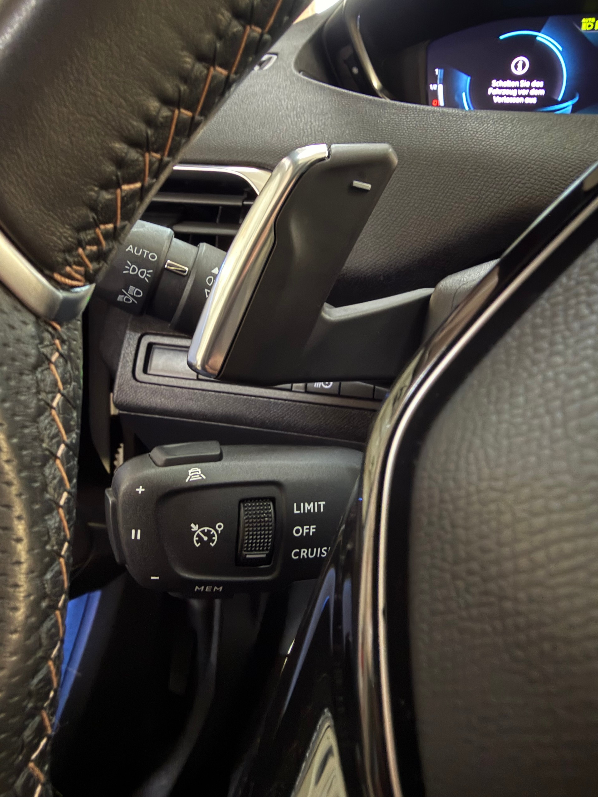 PEUGEOT 3008 300e Hybrid4 GT Pack EAT8-image-11