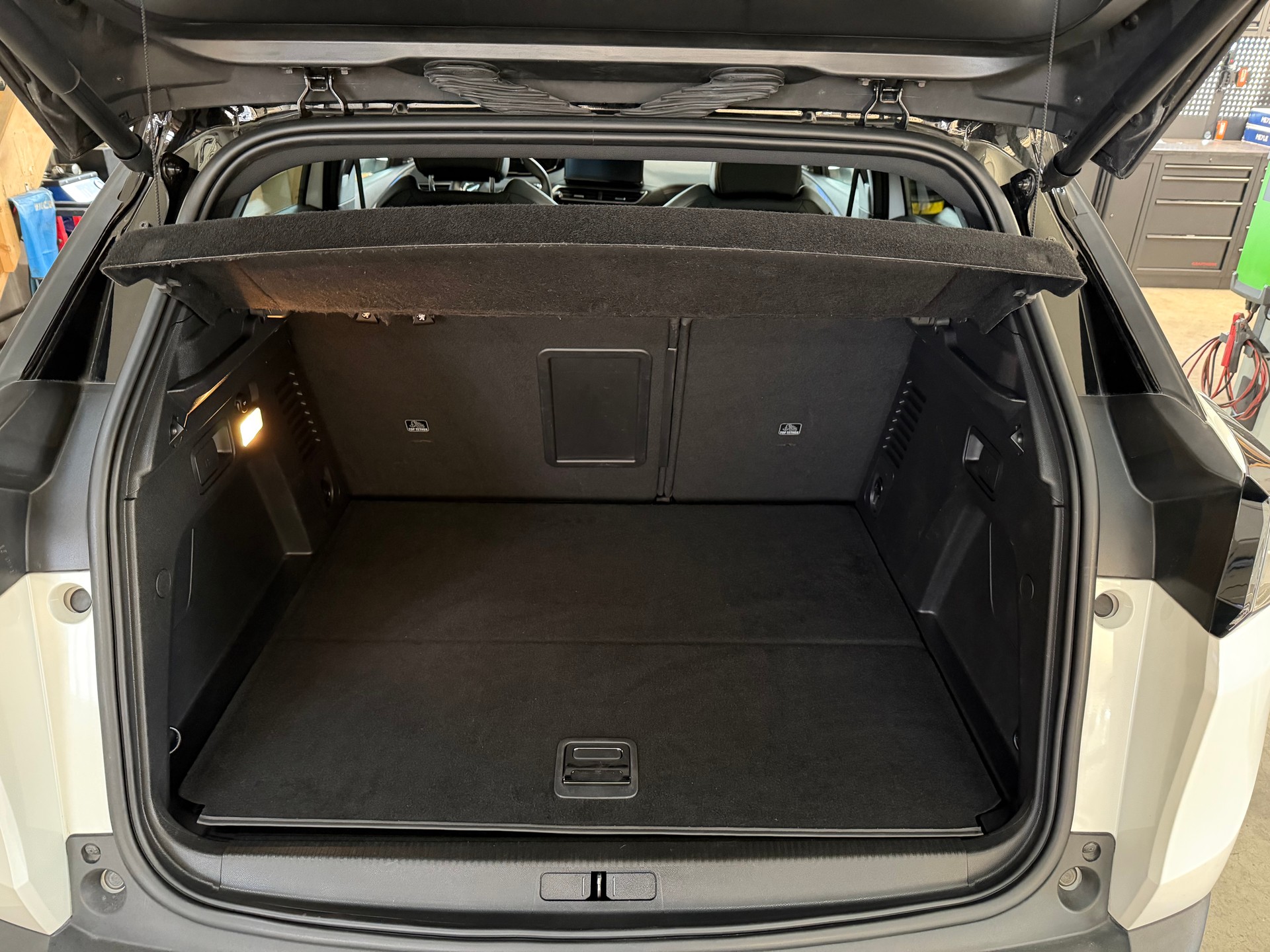 PEUGEOT 3008 300e Hybrid4 GT Pack EAT8-image-27