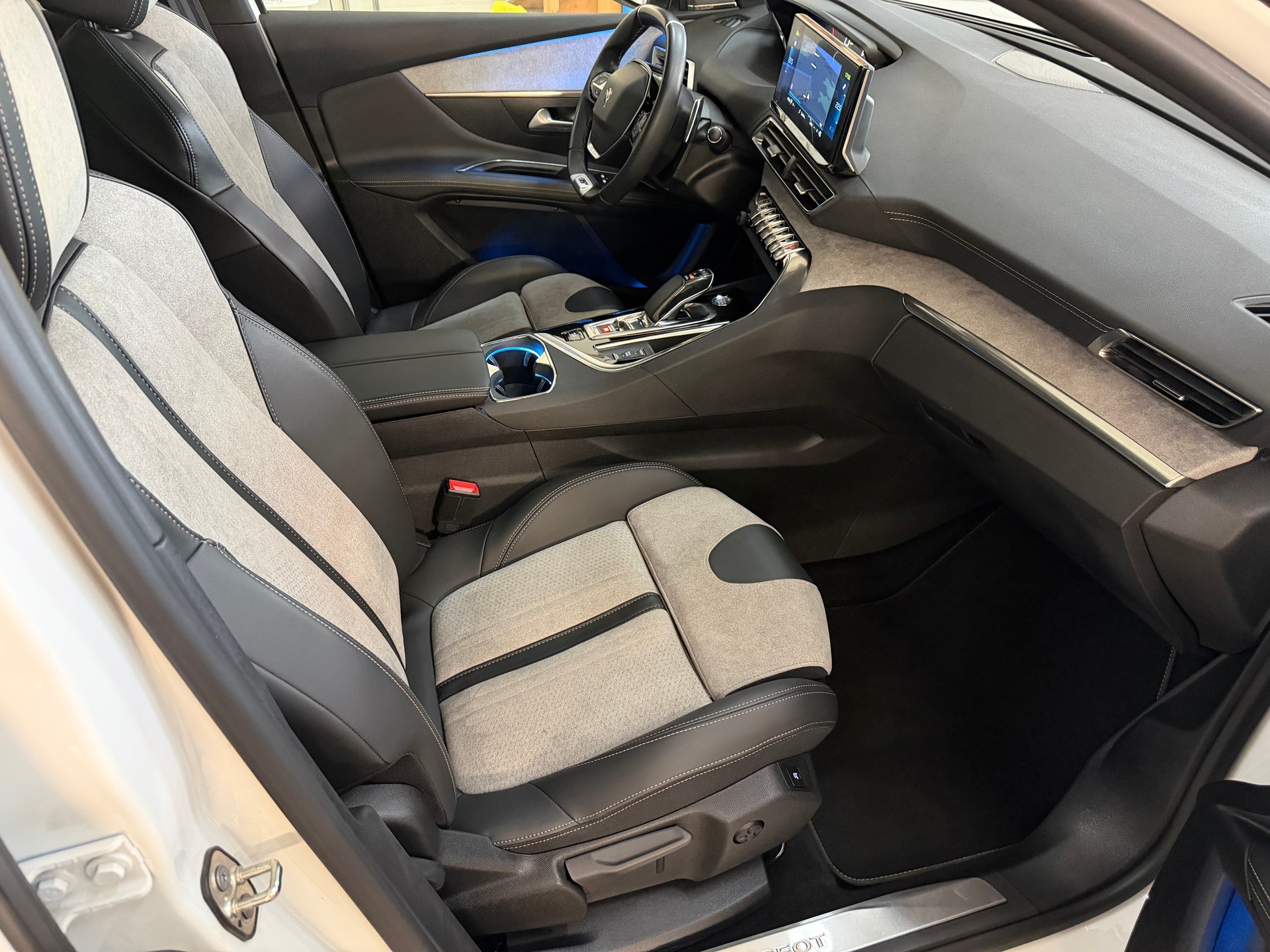 PEUGEOT 3008 300e Hybrid4 GT Pack EAT8-image-10