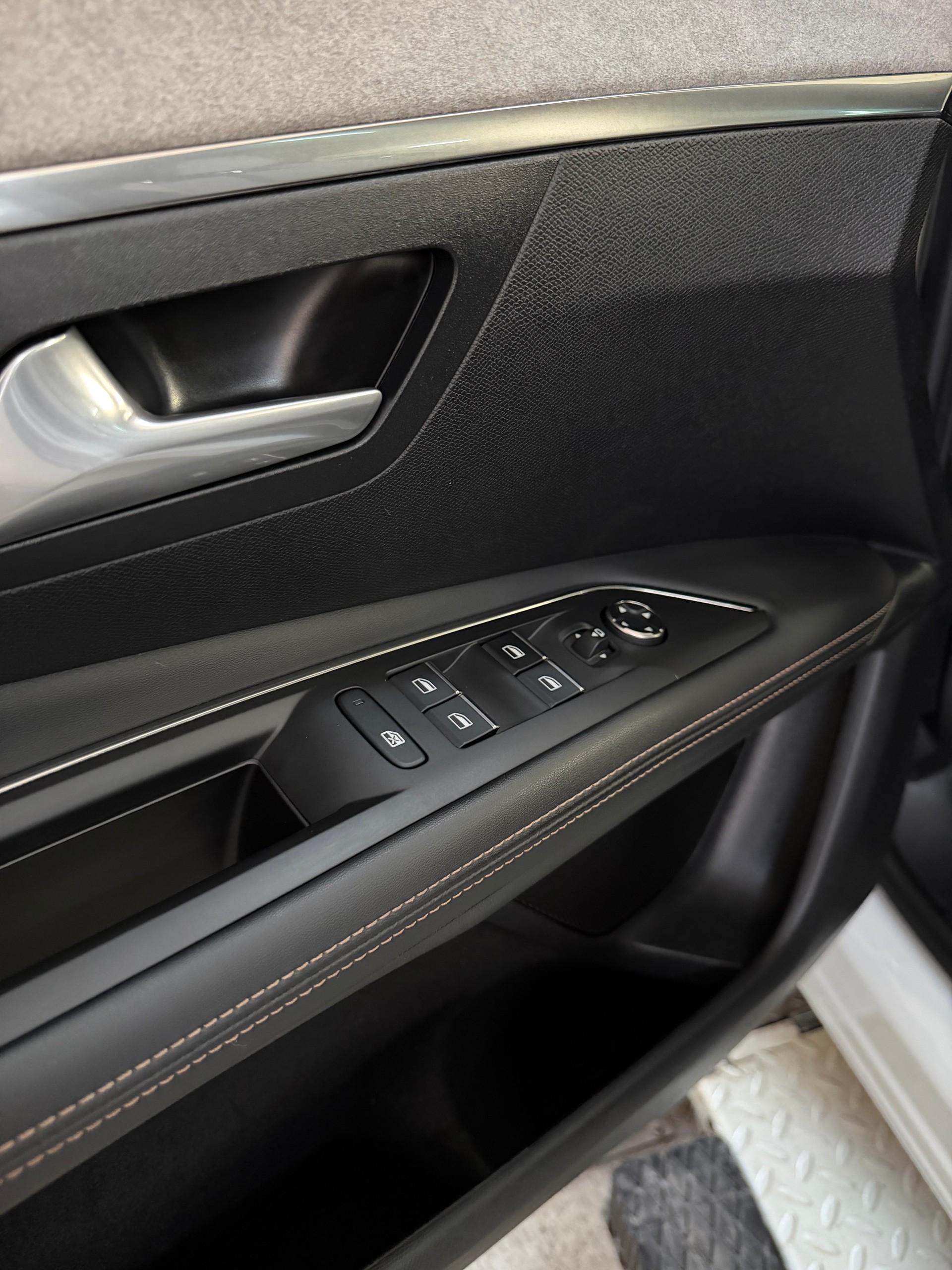 PEUGEOT 3008 300e Hybrid4 GT Pack EAT8-image-16