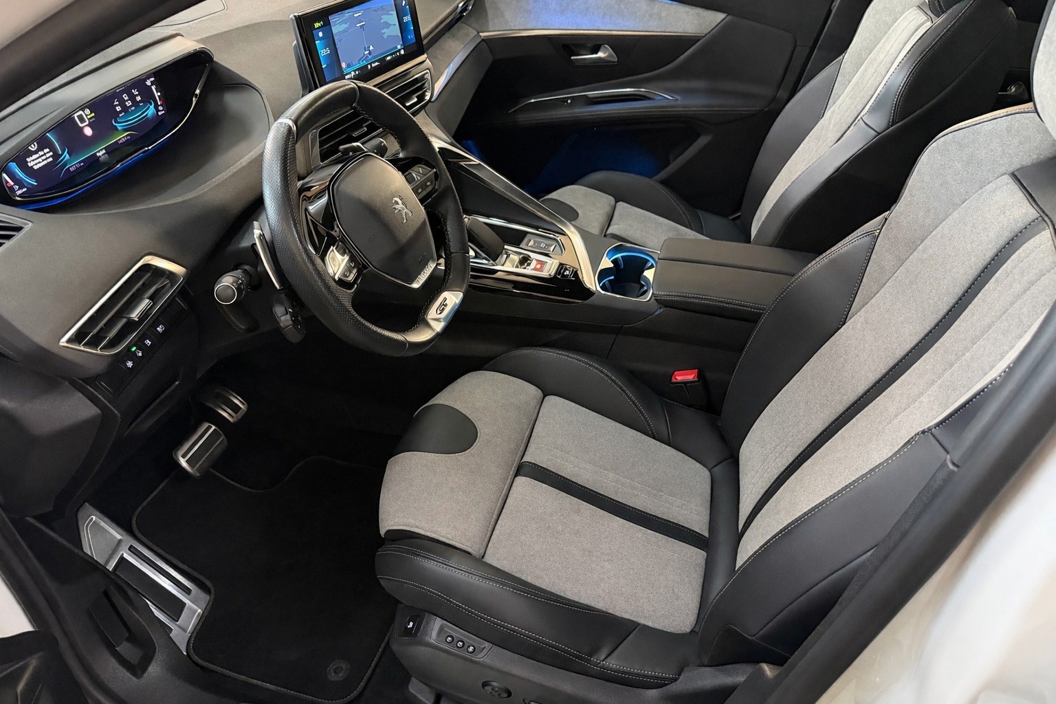 PEUGEOT 3008 300e Hybrid4 GT Pack EAT8-image-9