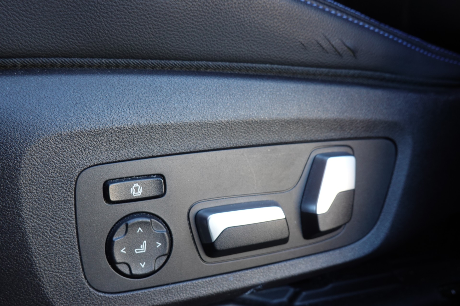 BMW X3 xDrive 30e M Sport - "CH Auto * Harman Kardon * Caméra + Capteurs * Roues 20'* Sieges M * Toit Ouvrant"-image-26