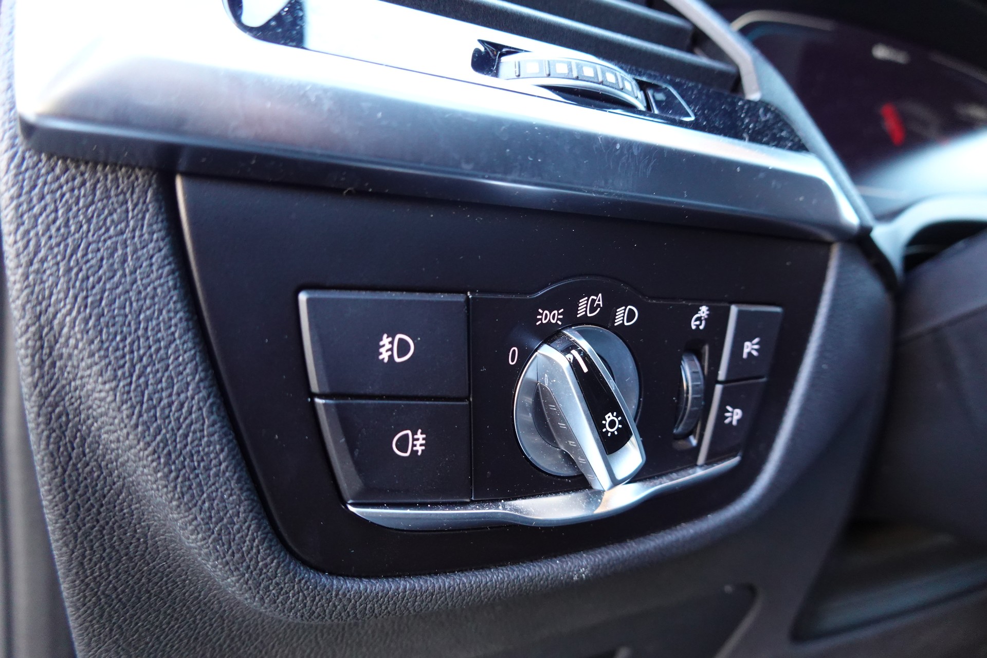 BMW X3 xDrive 30e M Sport - "CH Auto * Harman Kardon * Caméra + Capteurs * Roues 20'* Sieges M * Toit Ouvrant"-image-19
