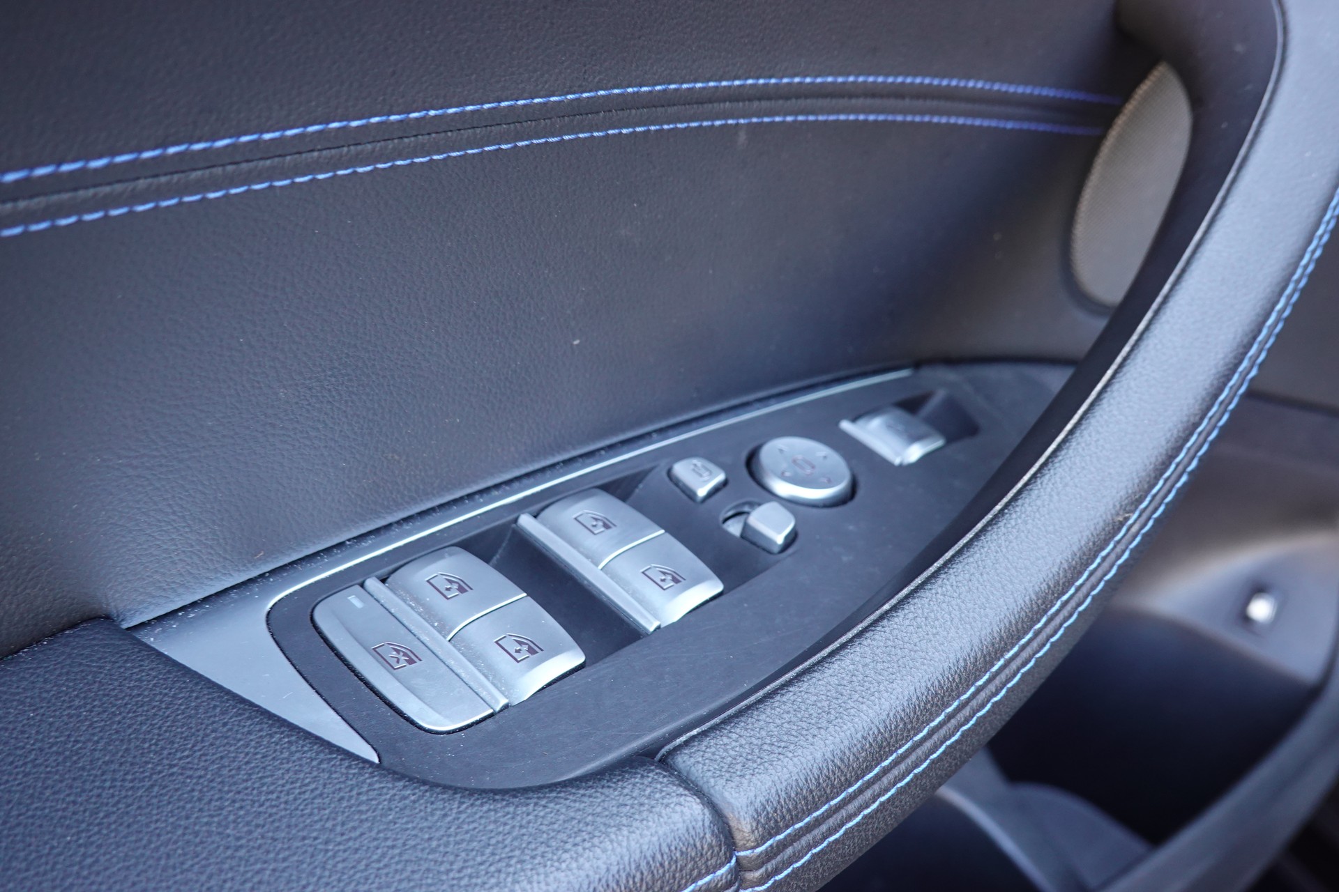 BMW X3 xDrive 30e M Sport - "CH Auto * Harman Kardon * Caméra + Capteurs * Roues 20'* Sieges M * Toit Ouvrant"-image-17