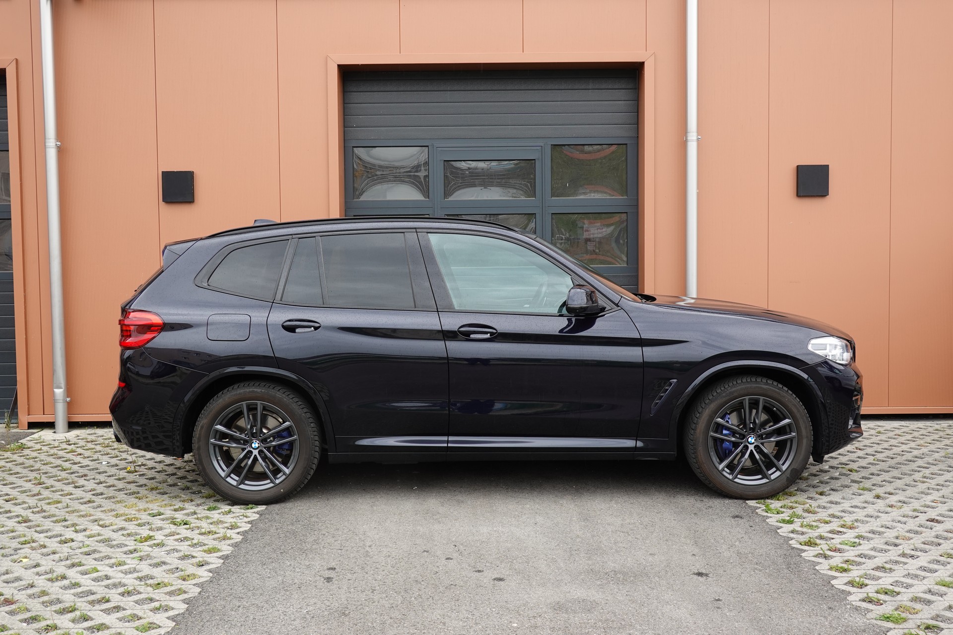 BMW X3 xDrive 30e M Sport - "CH Auto * Harman Kardon * Caméra + Capteurs * Roues 20'* Sieges M * Toit Ouvrant"-showroom-element-3