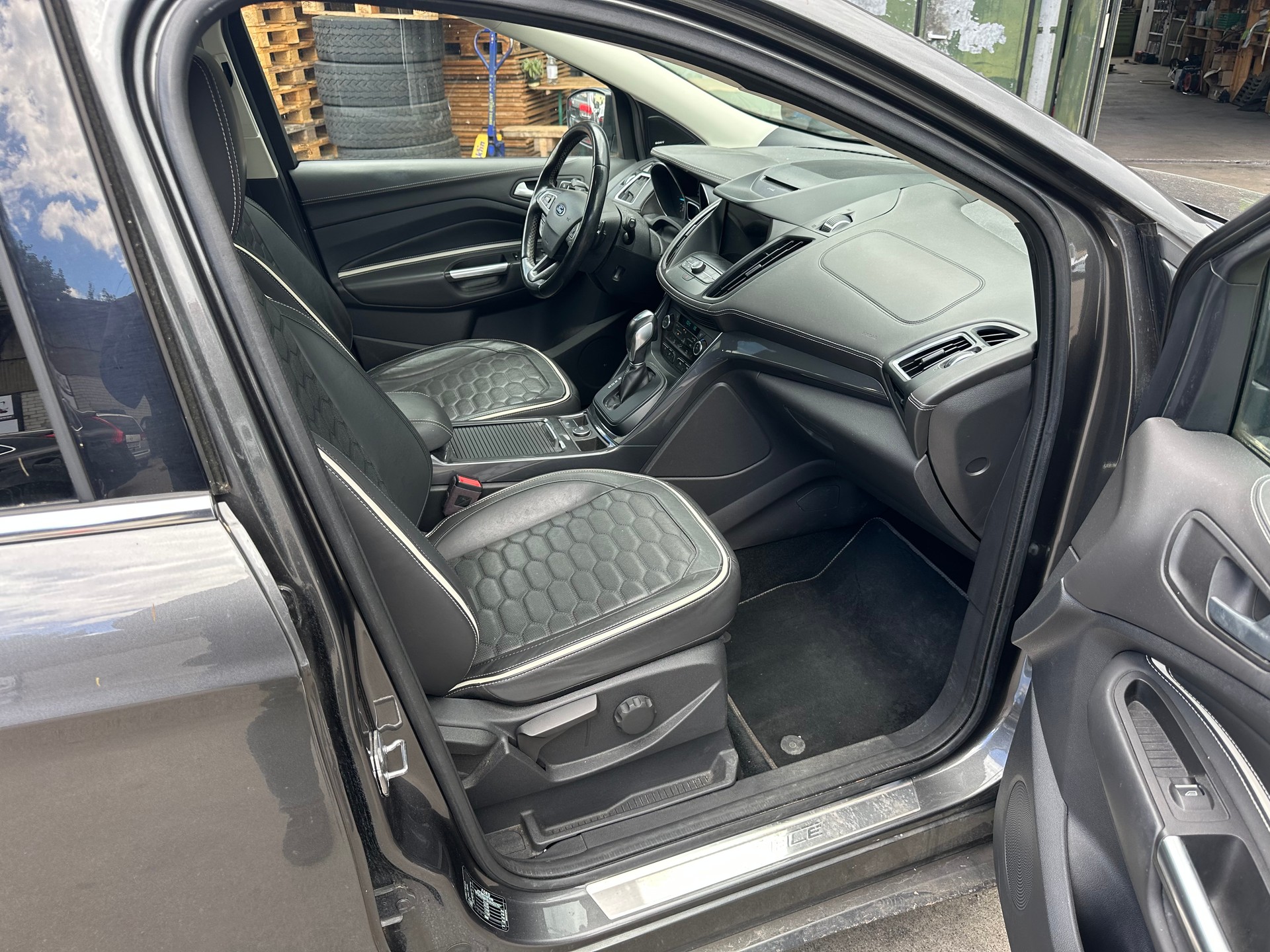 FORD Kuga 2.0 TDCi Vignale 4WD PowerShift-image-10