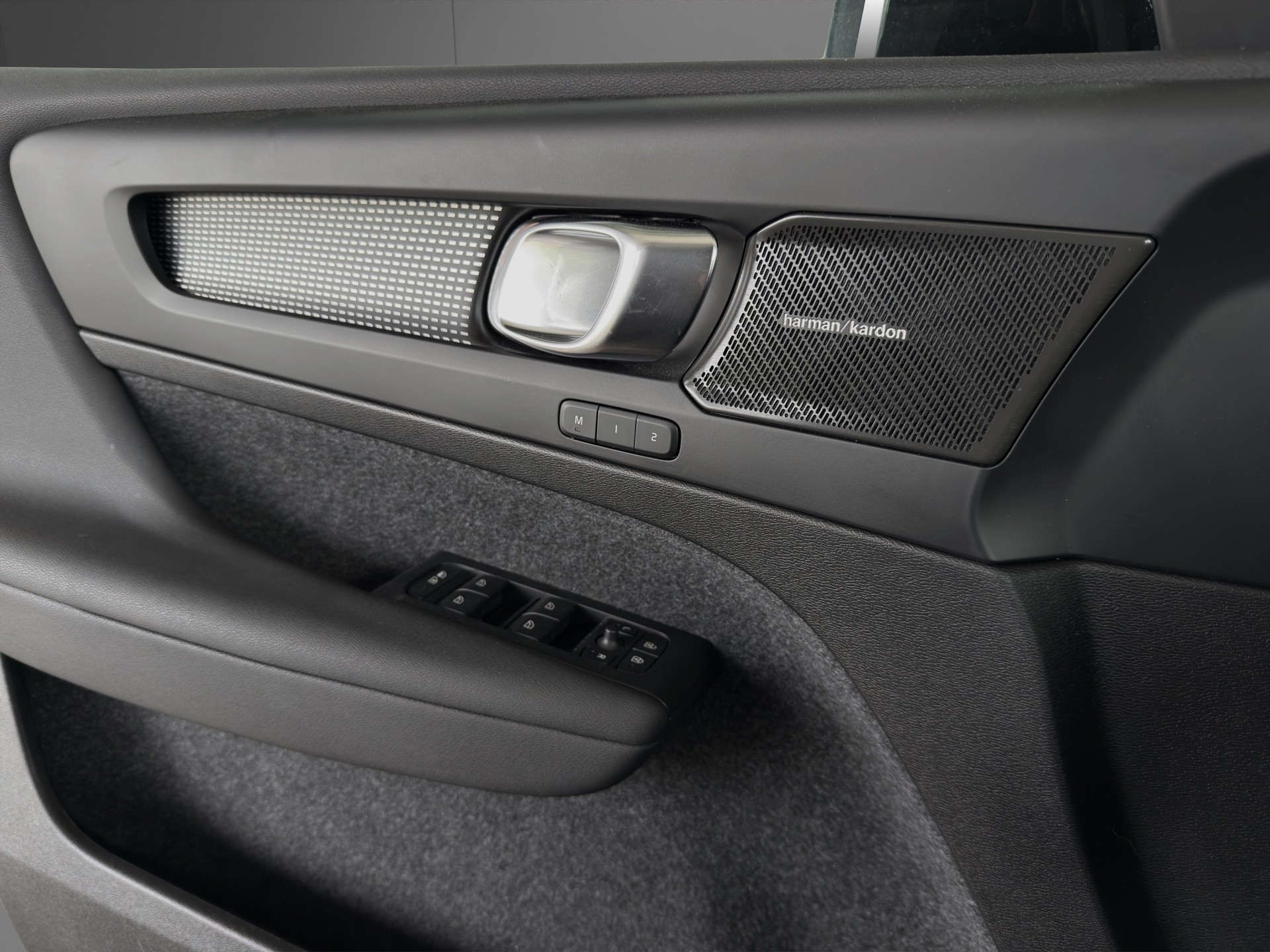 VOLVO XC40 B3 Benzin Mild Hybrid Plus Dark DCT-image-13