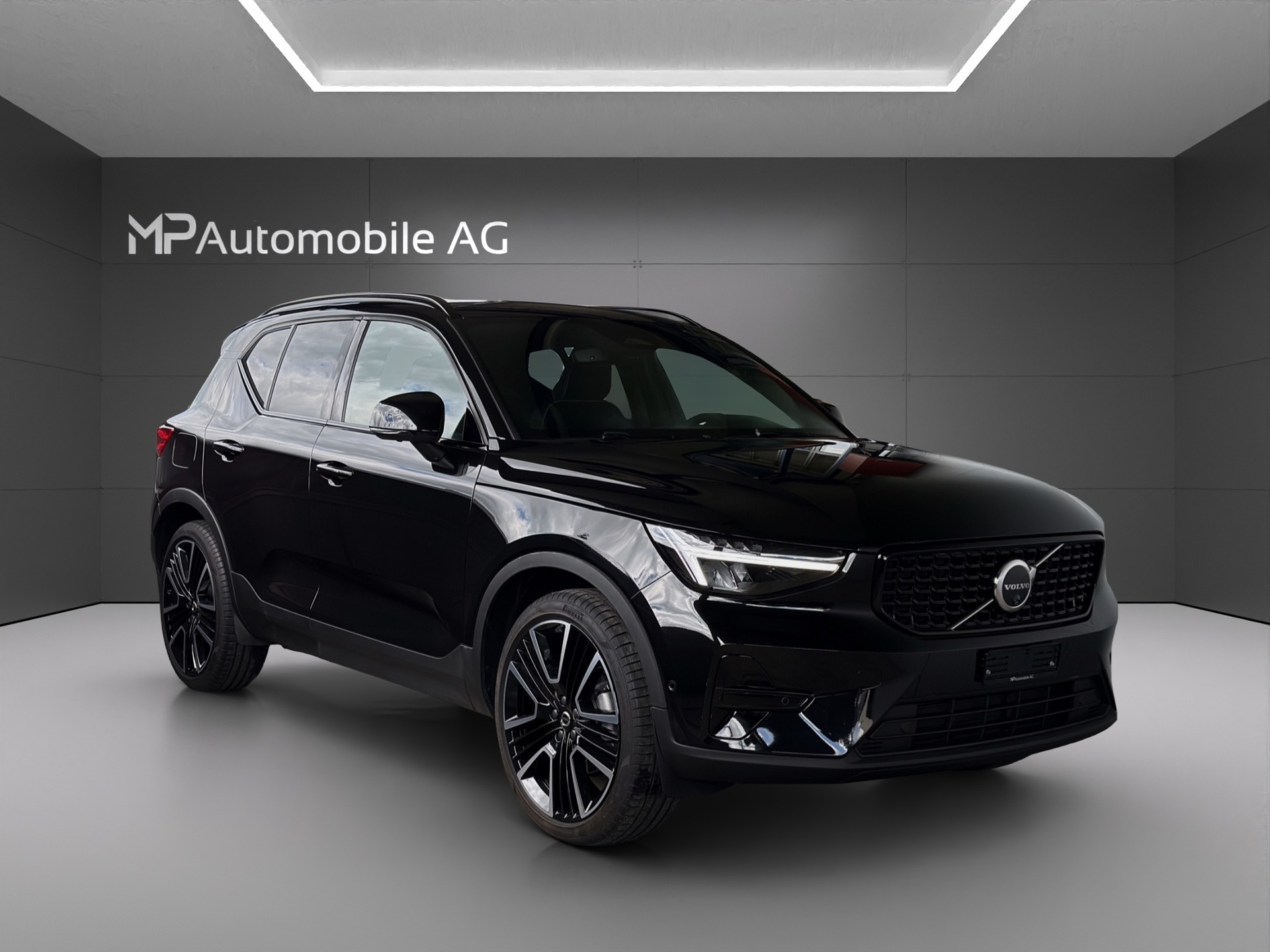 VOLVO XC40 B3 Benzin Mild Hybrid Plus Dark DCT-showroom-element-1