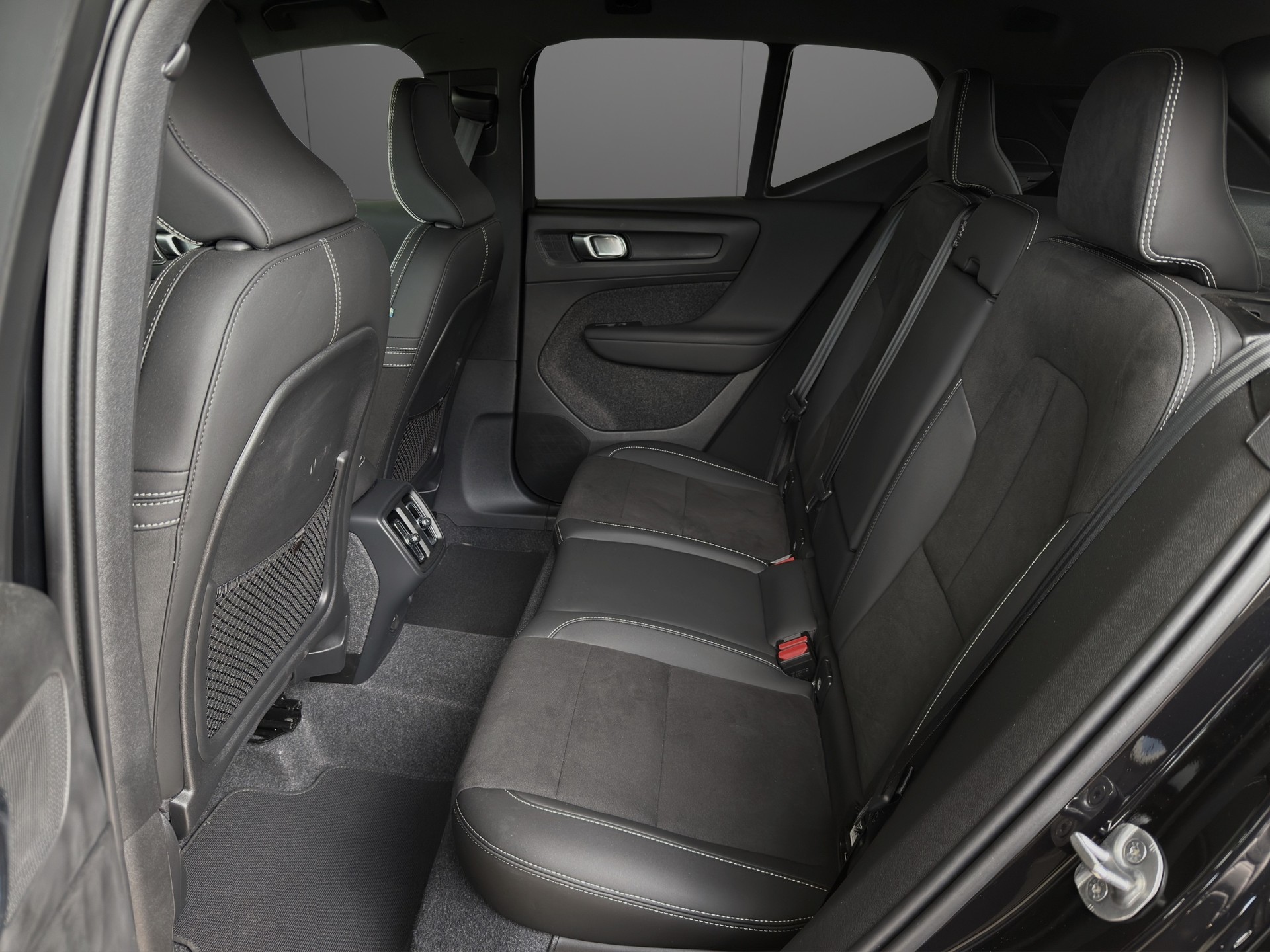 VOLVO XC40 B3 Benzin Mild Hybrid Plus Dark DCT-image-7