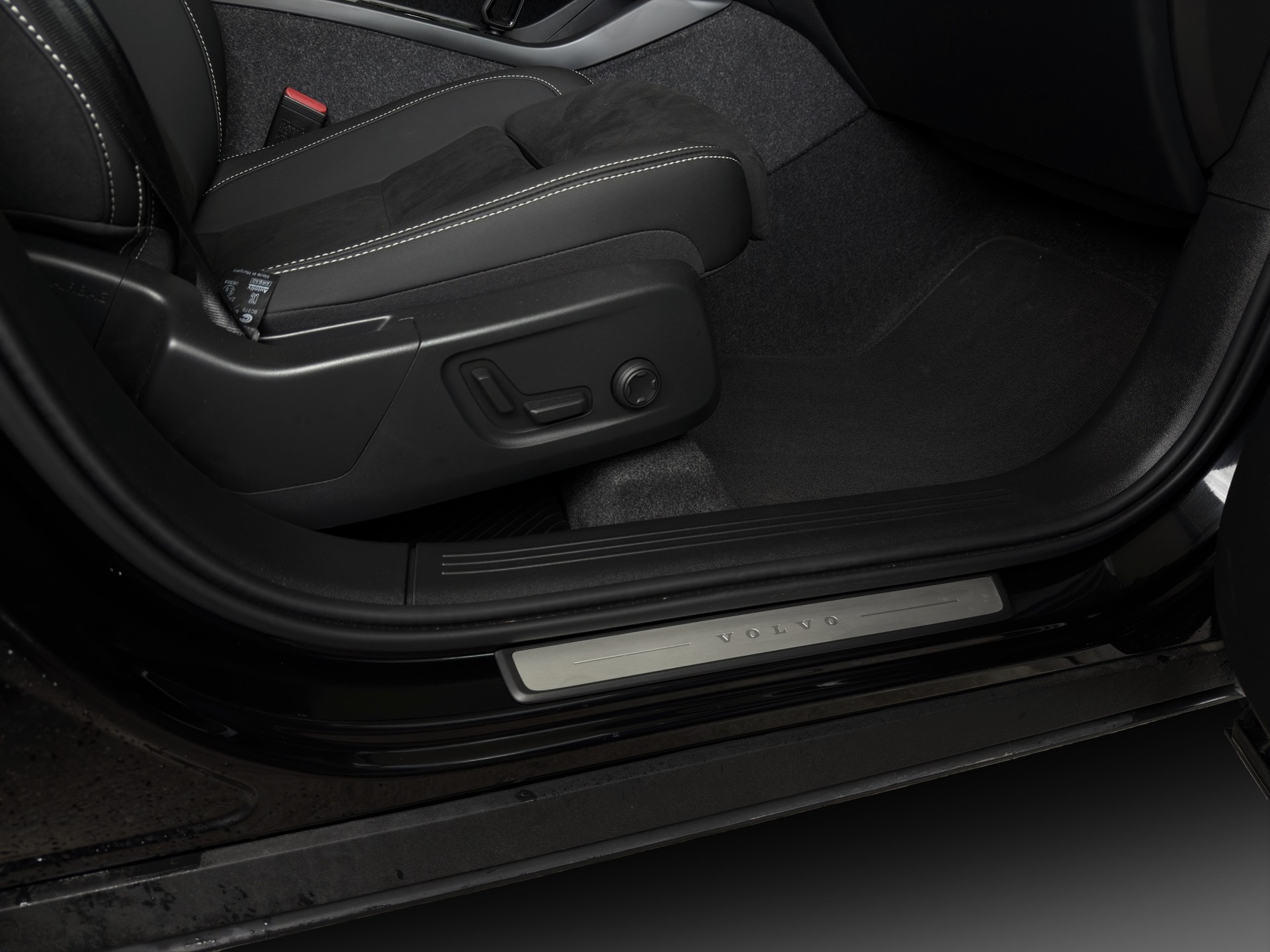 VOLVO XC40 B3 Benzin Mild Hybrid Plus Dark DCT-image-14