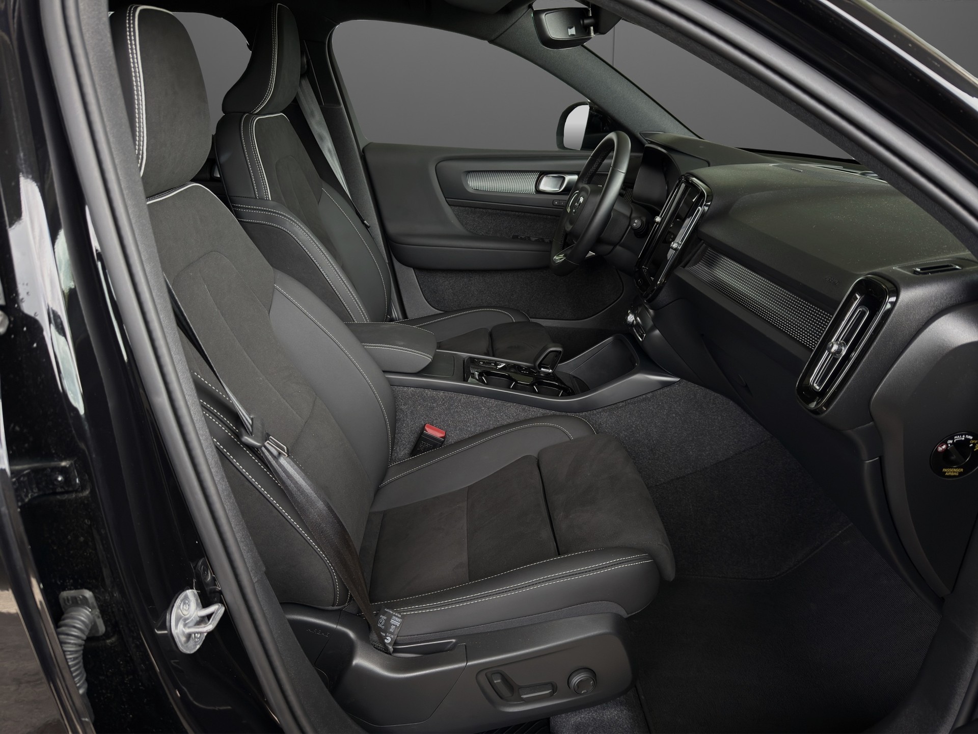 VOLVO XC40 B3 Benzin Mild Hybrid Plus Dark DCT-image-9