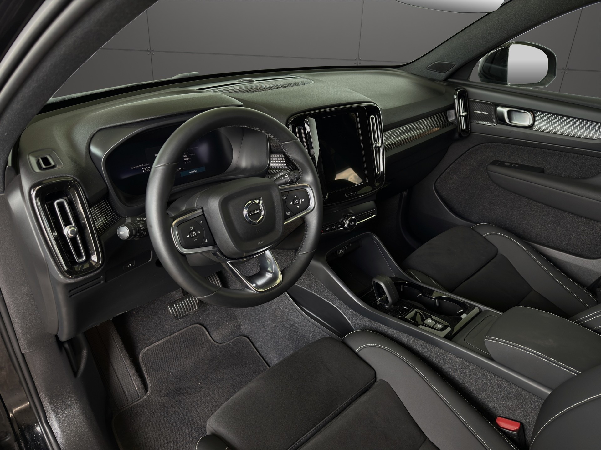 VOLVO XC40 B3 Benzin Mild Hybrid Plus Dark DCT-image-6