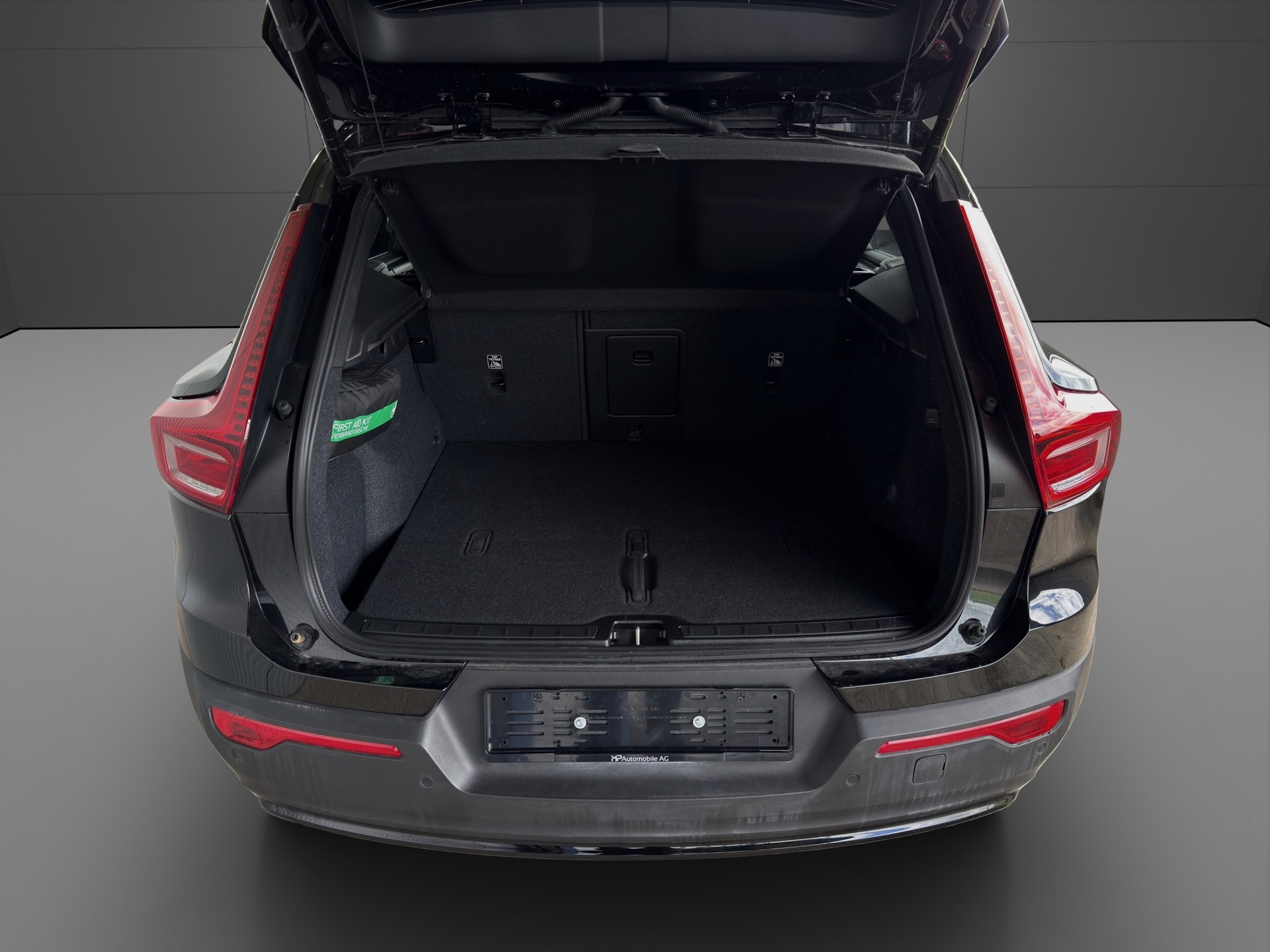 VOLVO XC40 B3 Benzin Mild Hybrid Plus Dark DCT-showroom-element-3