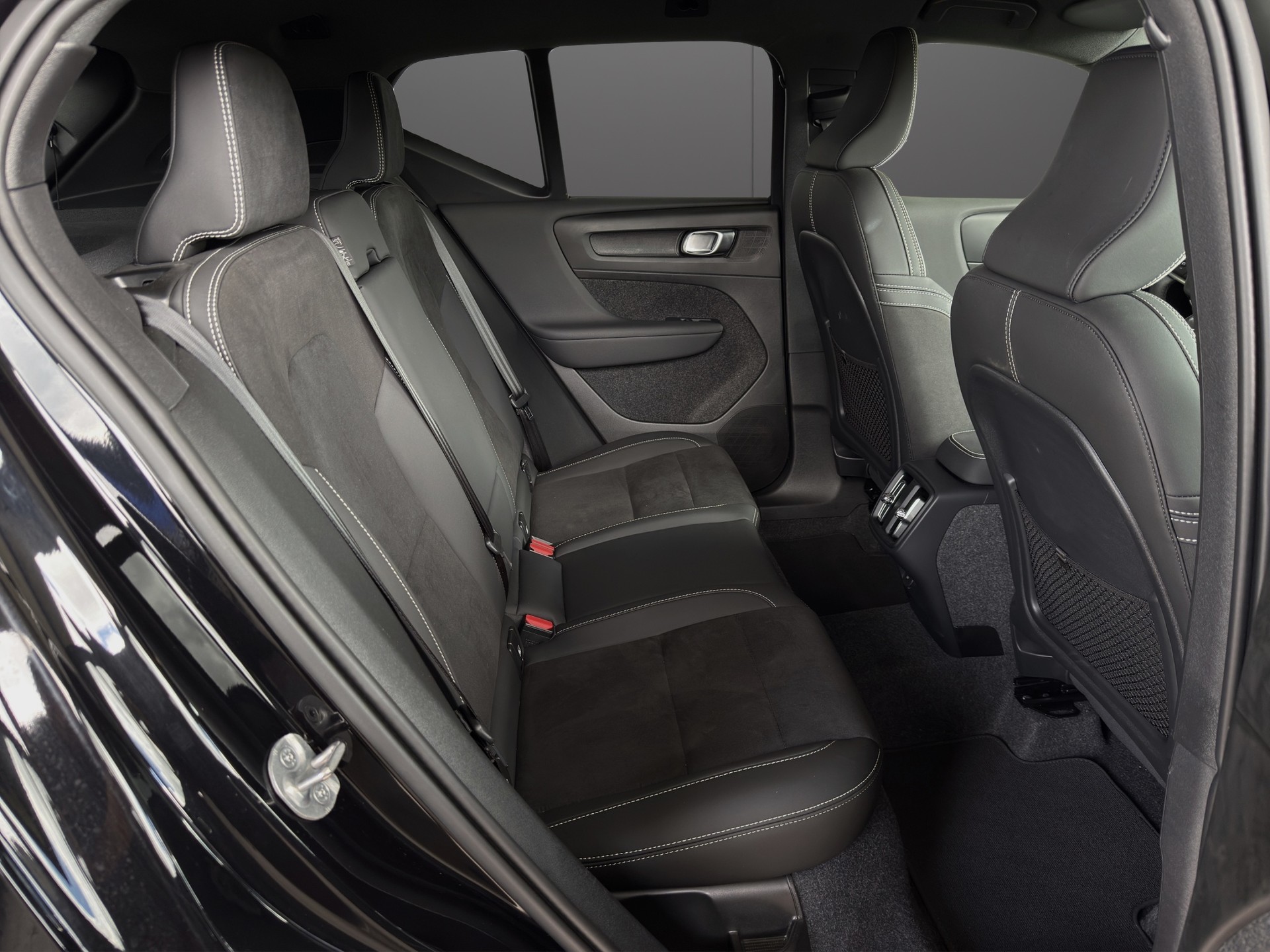 VOLVO XC40 B3 Benzin Mild Hybrid Plus Dark DCT-image-8