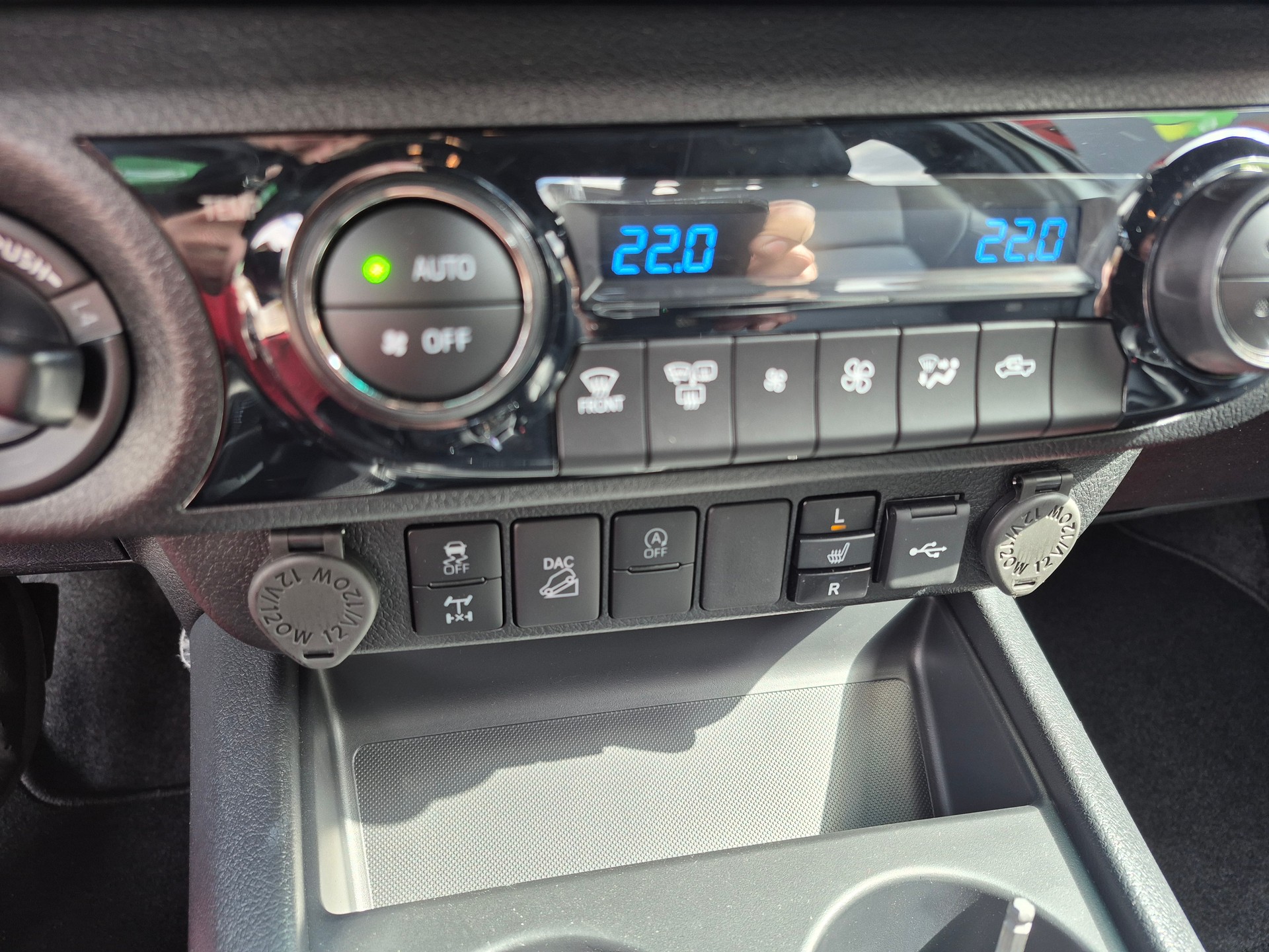 TOYOTA Hilux 2.8D-4D Invincible Extra Cab 4x4 A-image-26