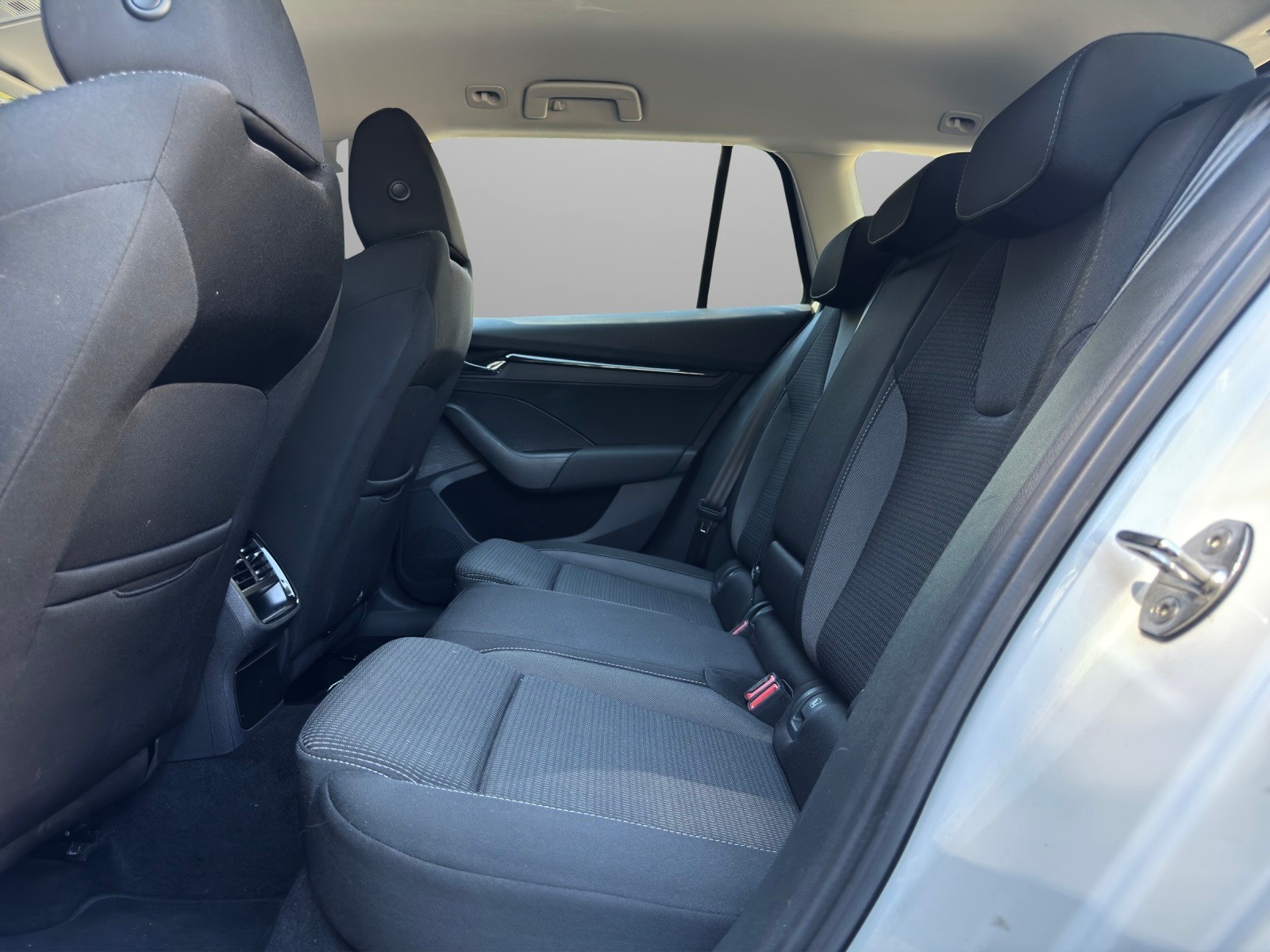 SKODA Octavia Combi 2.0 TDI DSG Ambition 4x4-image-10