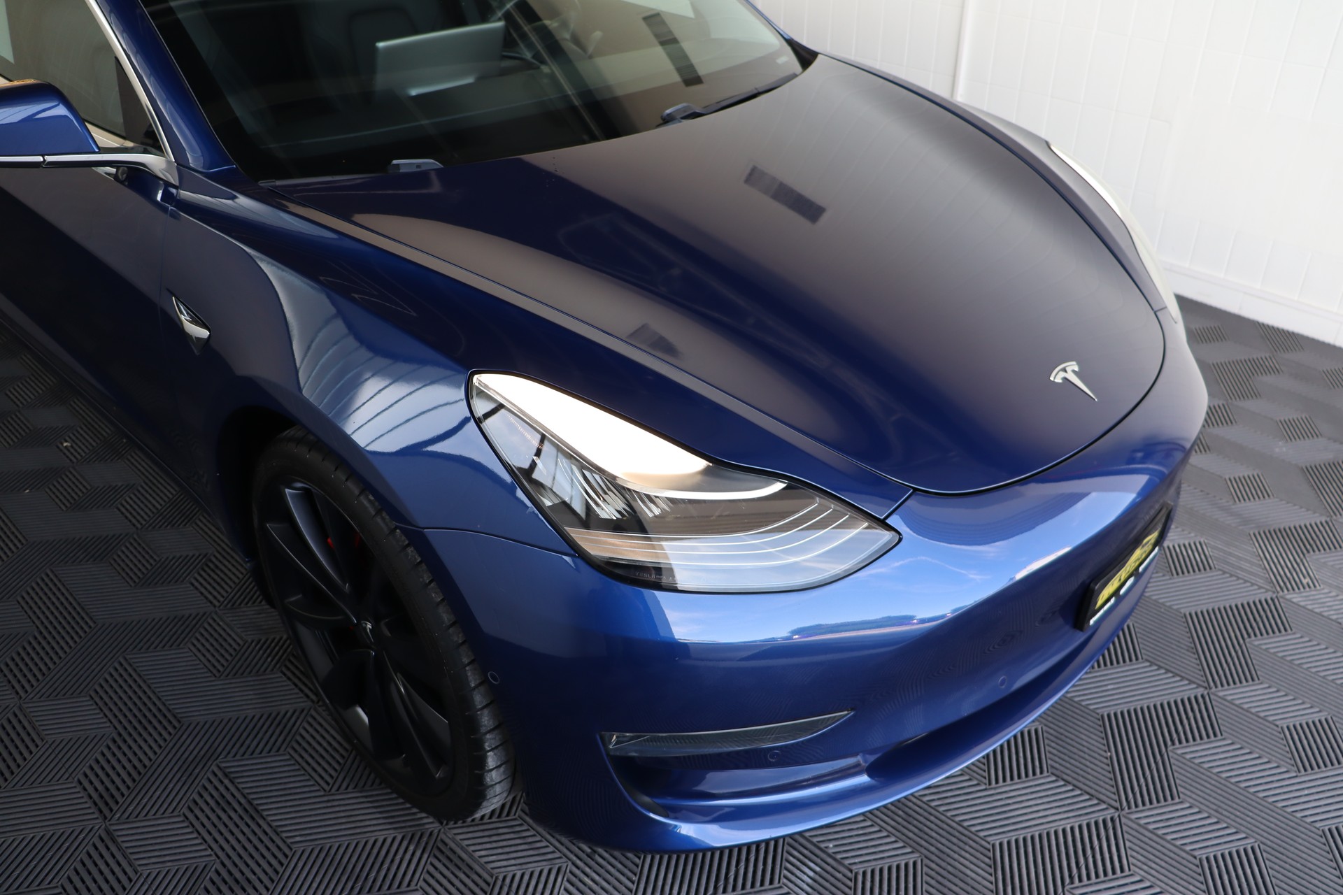 TESLA Model 3 Performance Dual Motor AWD-showroom-element-2