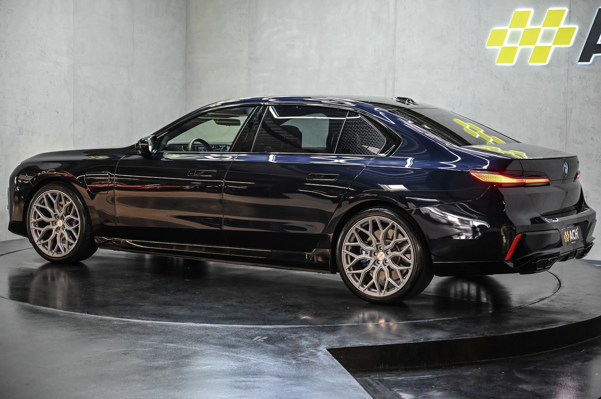 BMW M760e xDrive-image-5