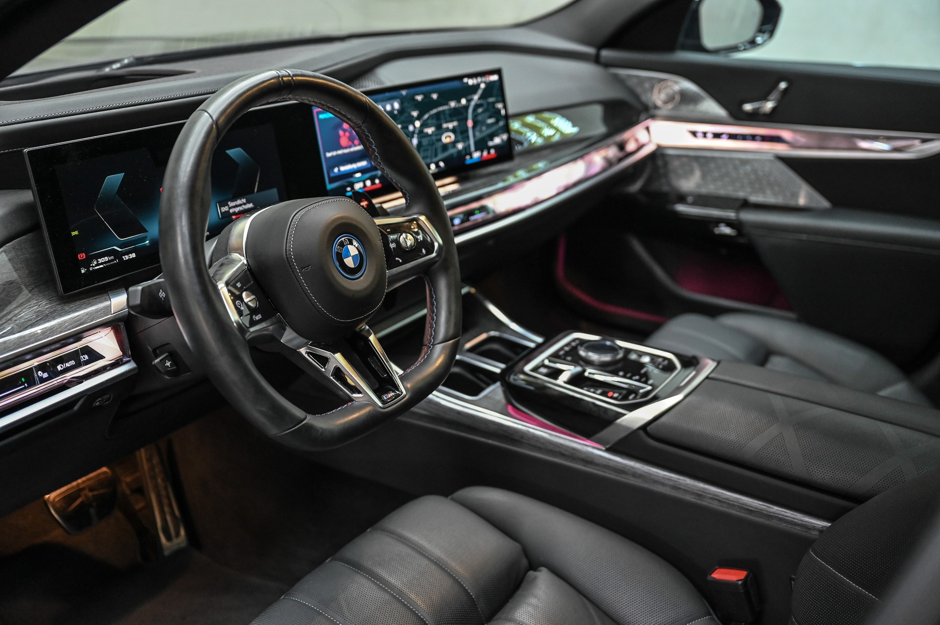 BMW M760e xDrive-image-22
