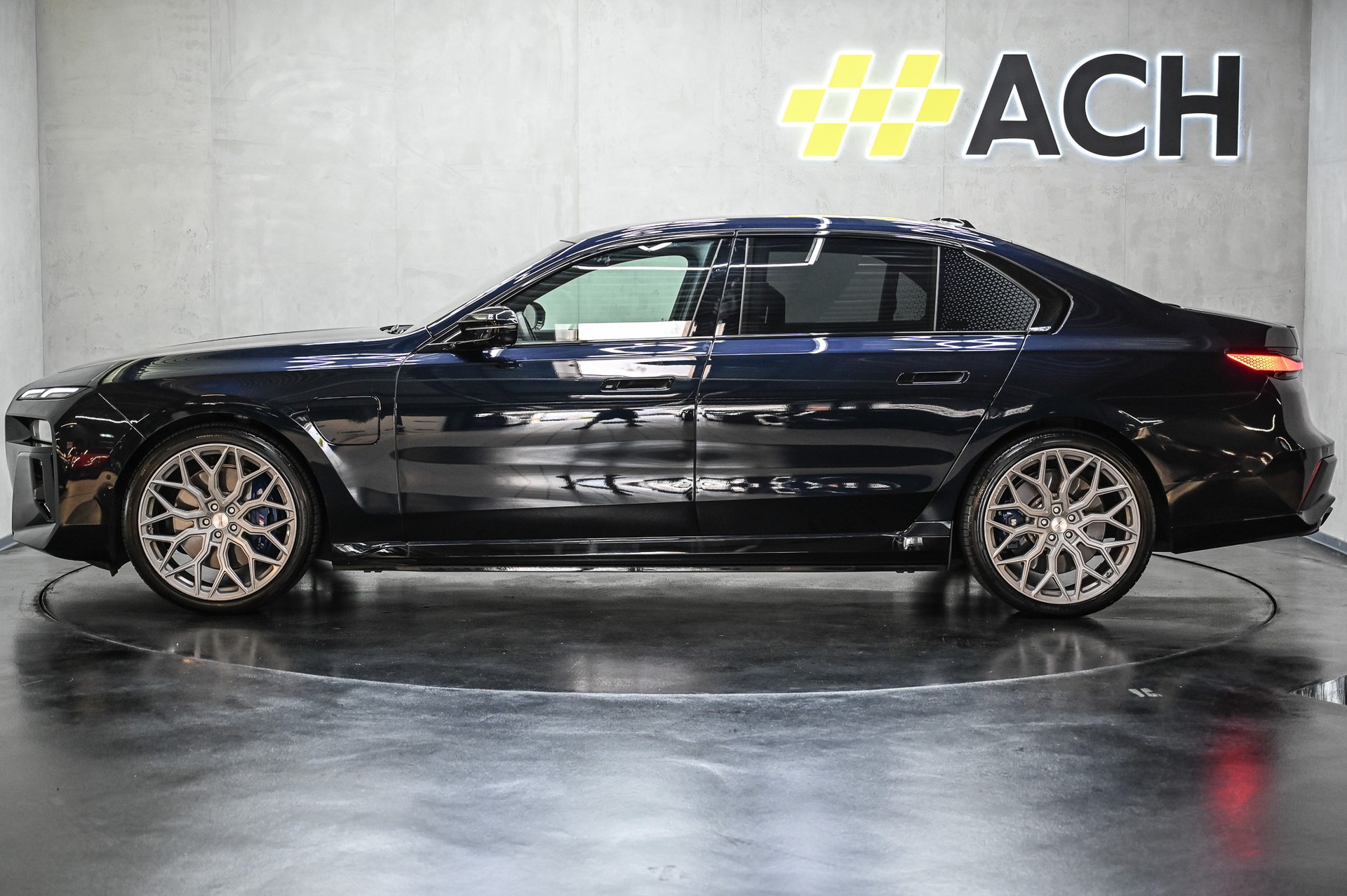 BMW M760e xDrive-image-4