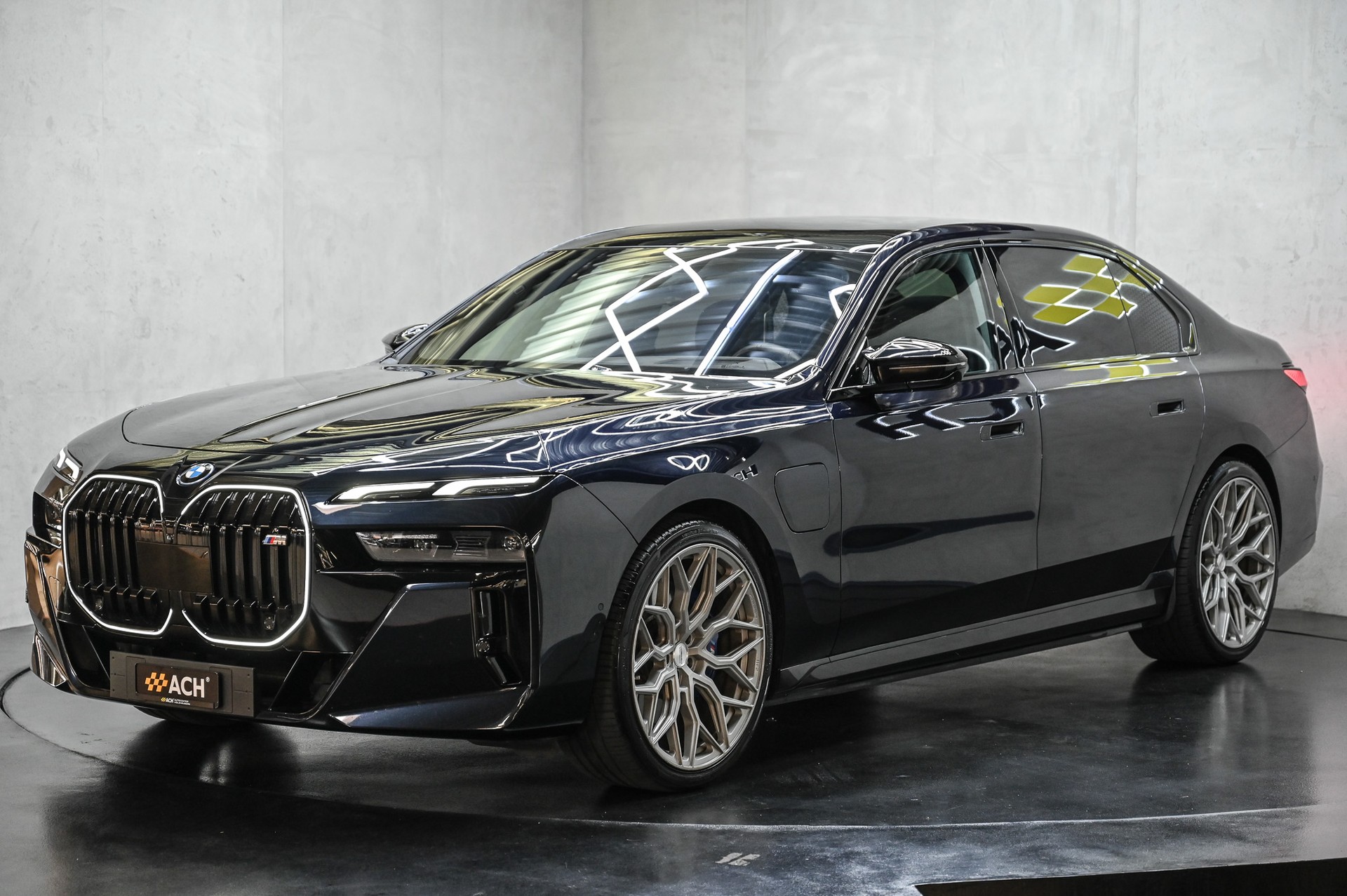 BMW M760e xDrive-showroom-element-2