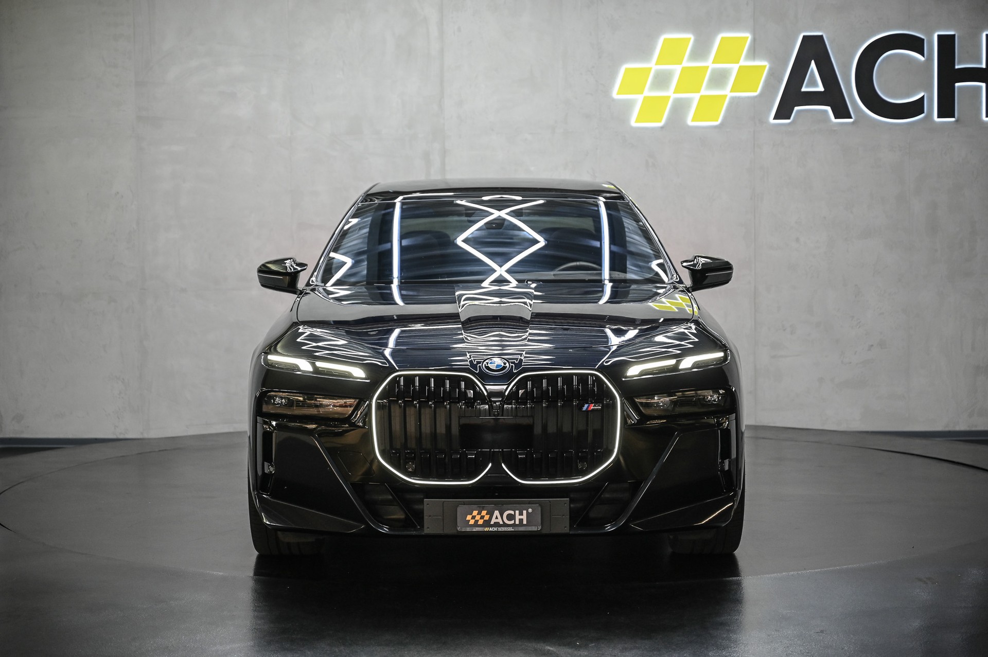 BMW M760e xDrive-showroom-element-1
