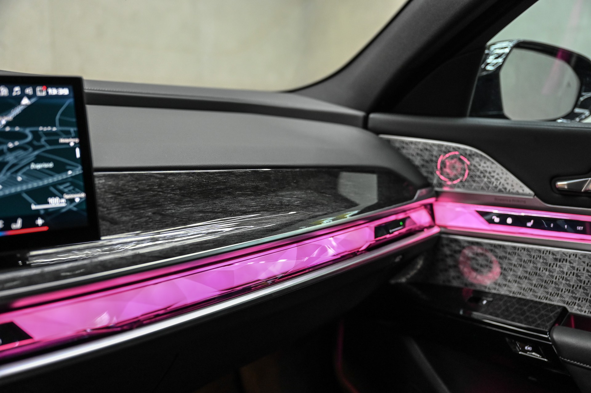 BMW M760e xDrive-image-24