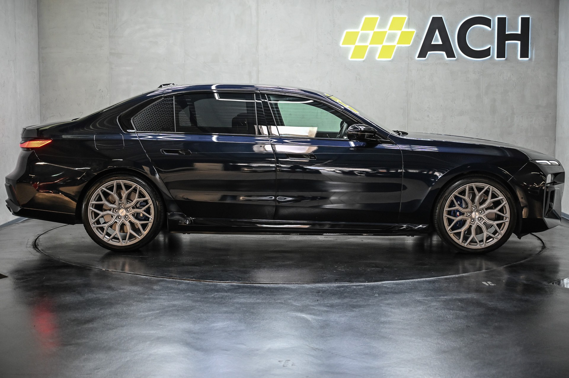 BMW M760e xDrive-image-10