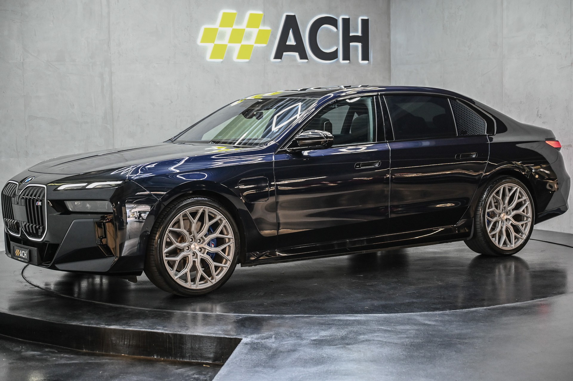 BMW M760e xDrive-showroom-element-3