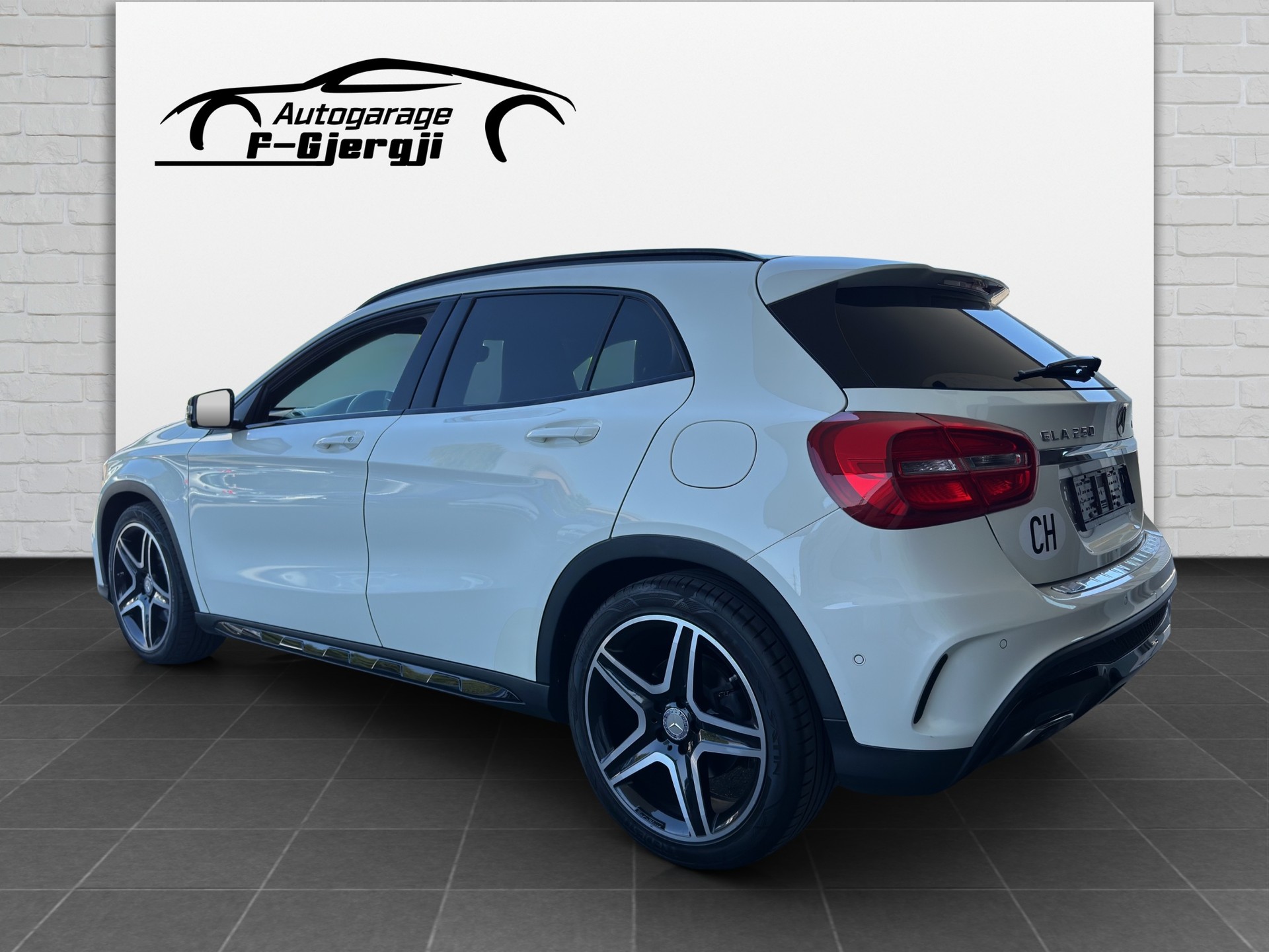 MERCEDES-BENZ GLA 250 AMG Line 4Matic 7G-DCT-showroom-element-3