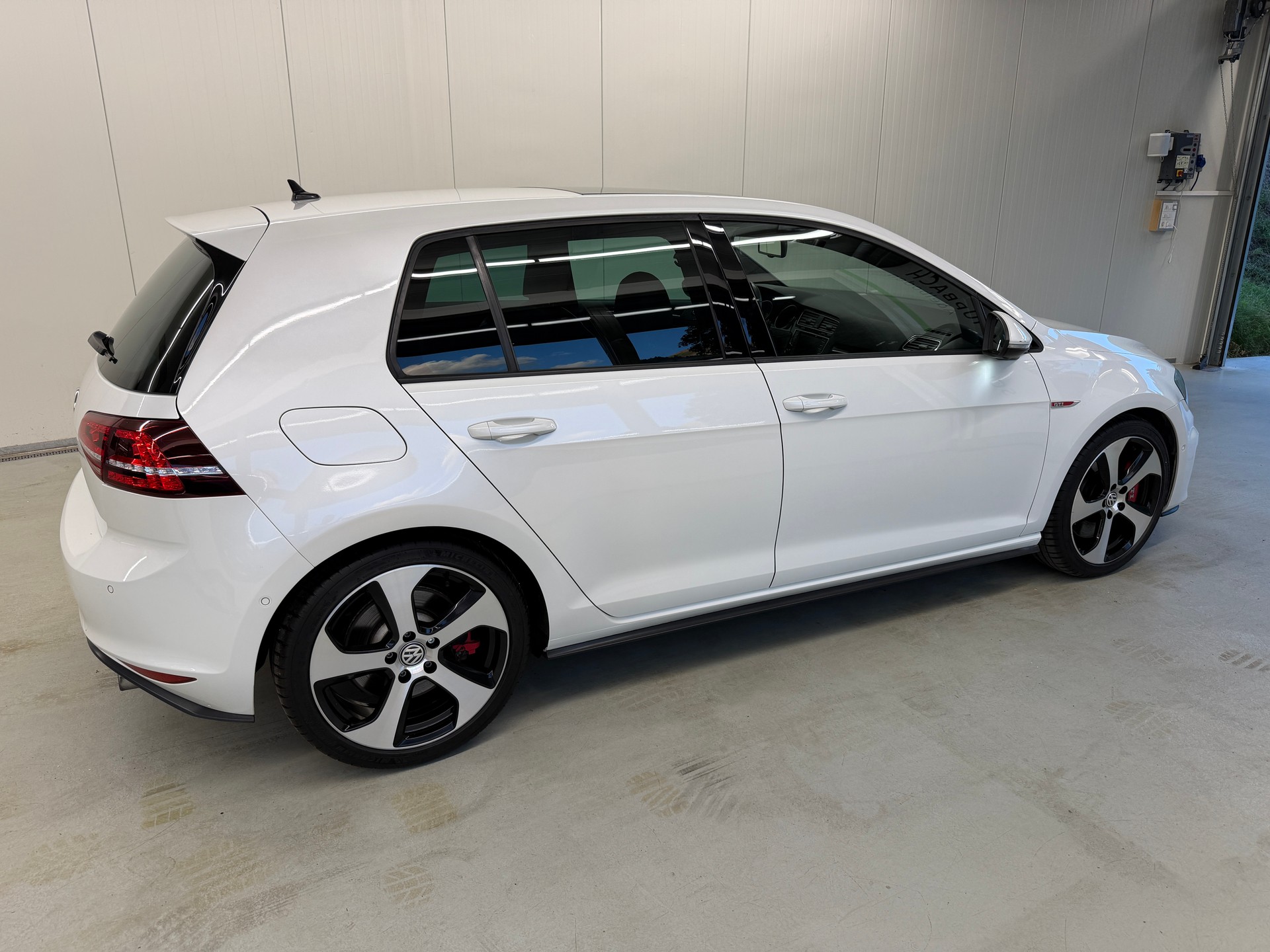 VW Golf 2.0 TSI GTI Performance DSG-showroom-element-2