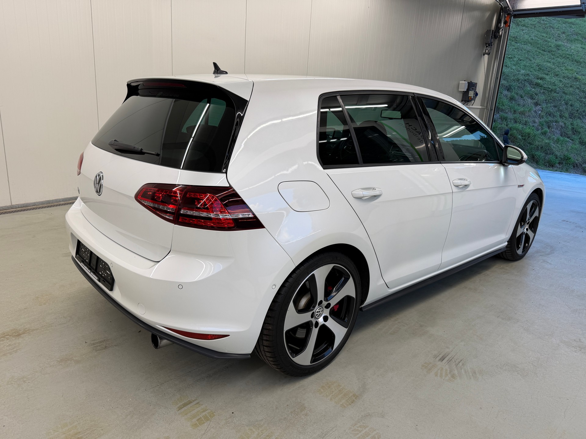 VW Golf 2.0 TSI GTI Performance DSG-showroom-element-3