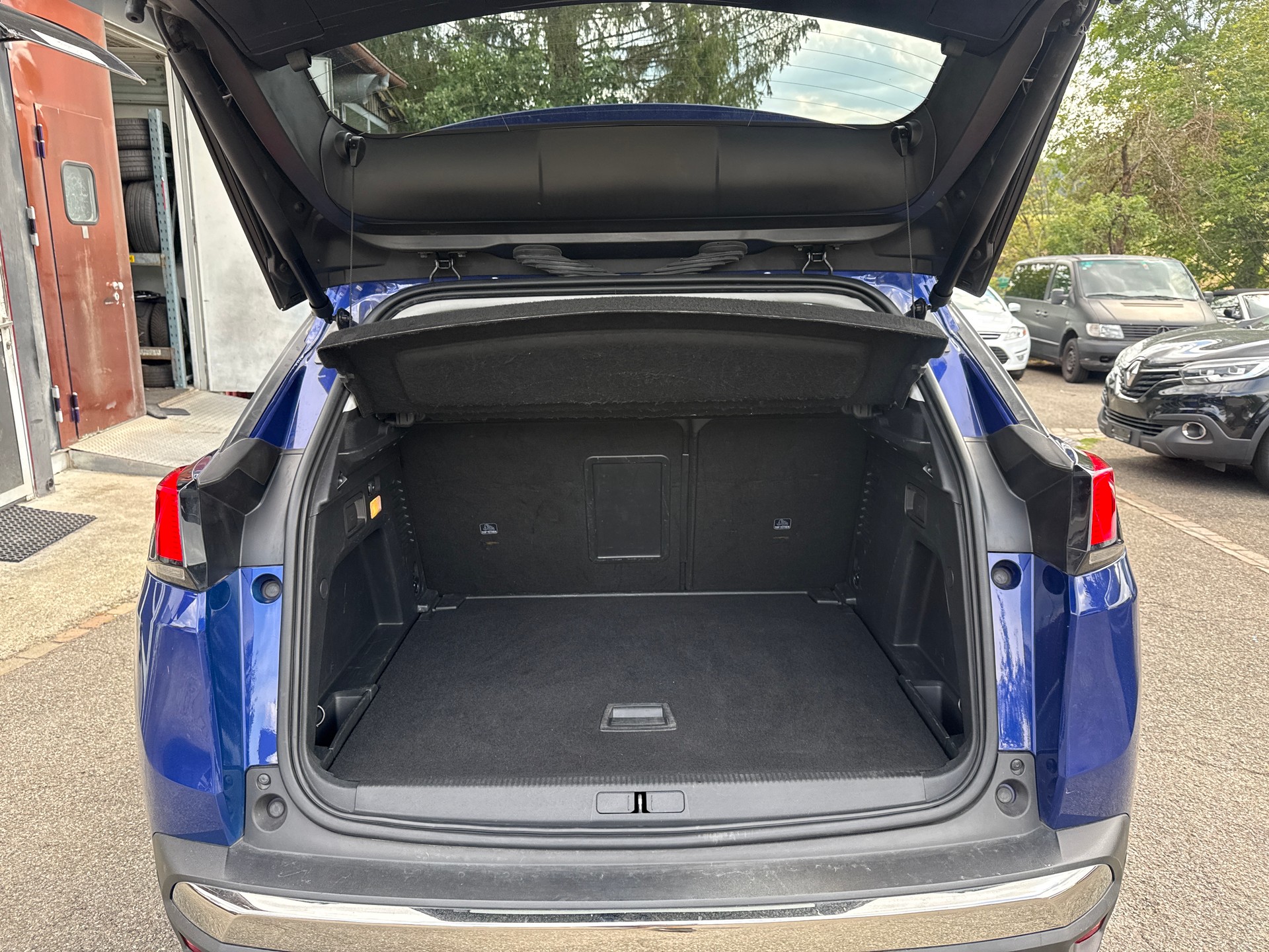 PEUGEOT 3008 1.2 PureTech Allure EAT-image-16