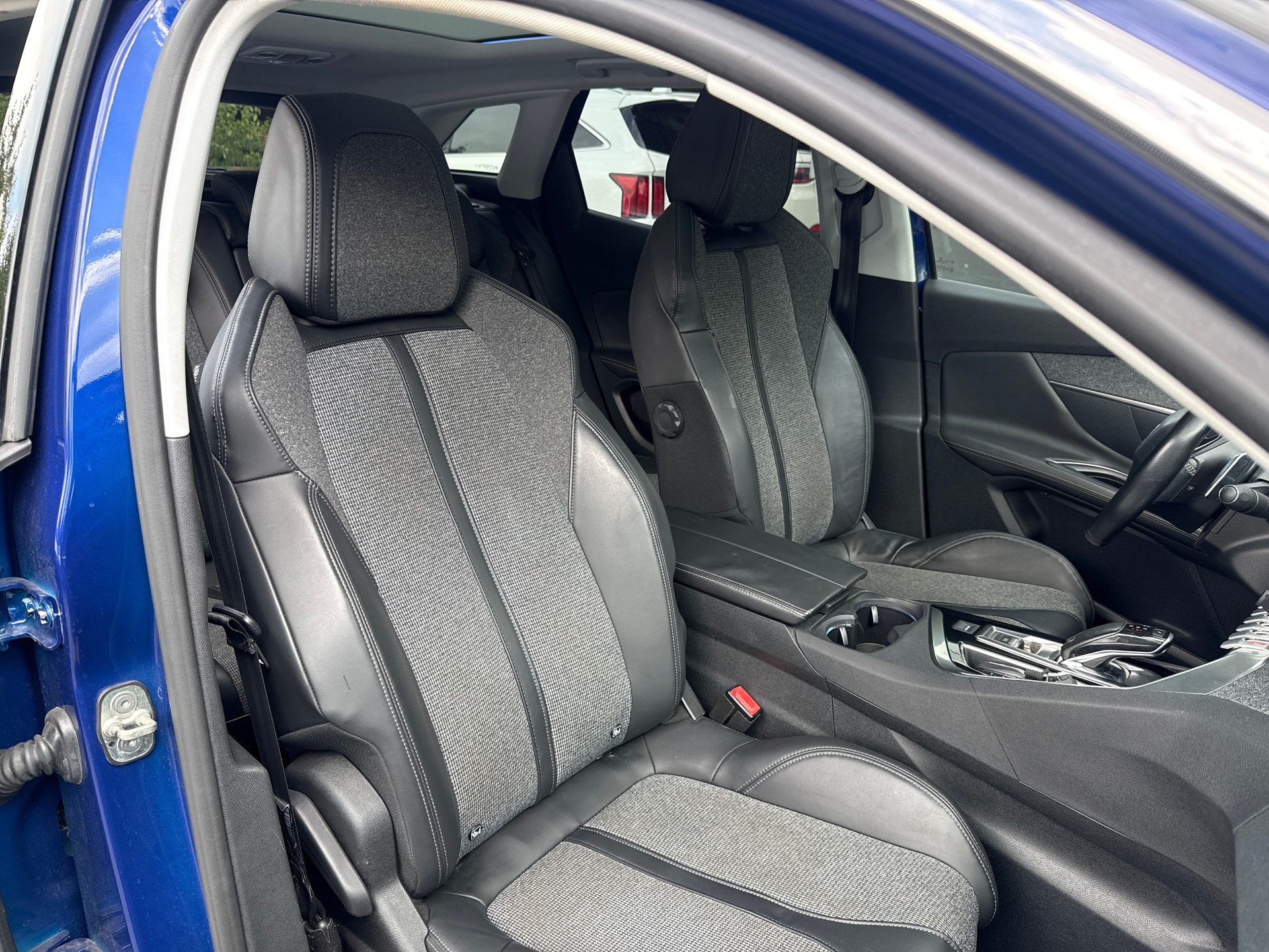 PEUGEOT 3008 1.2 PureTech Allure EAT-image-21