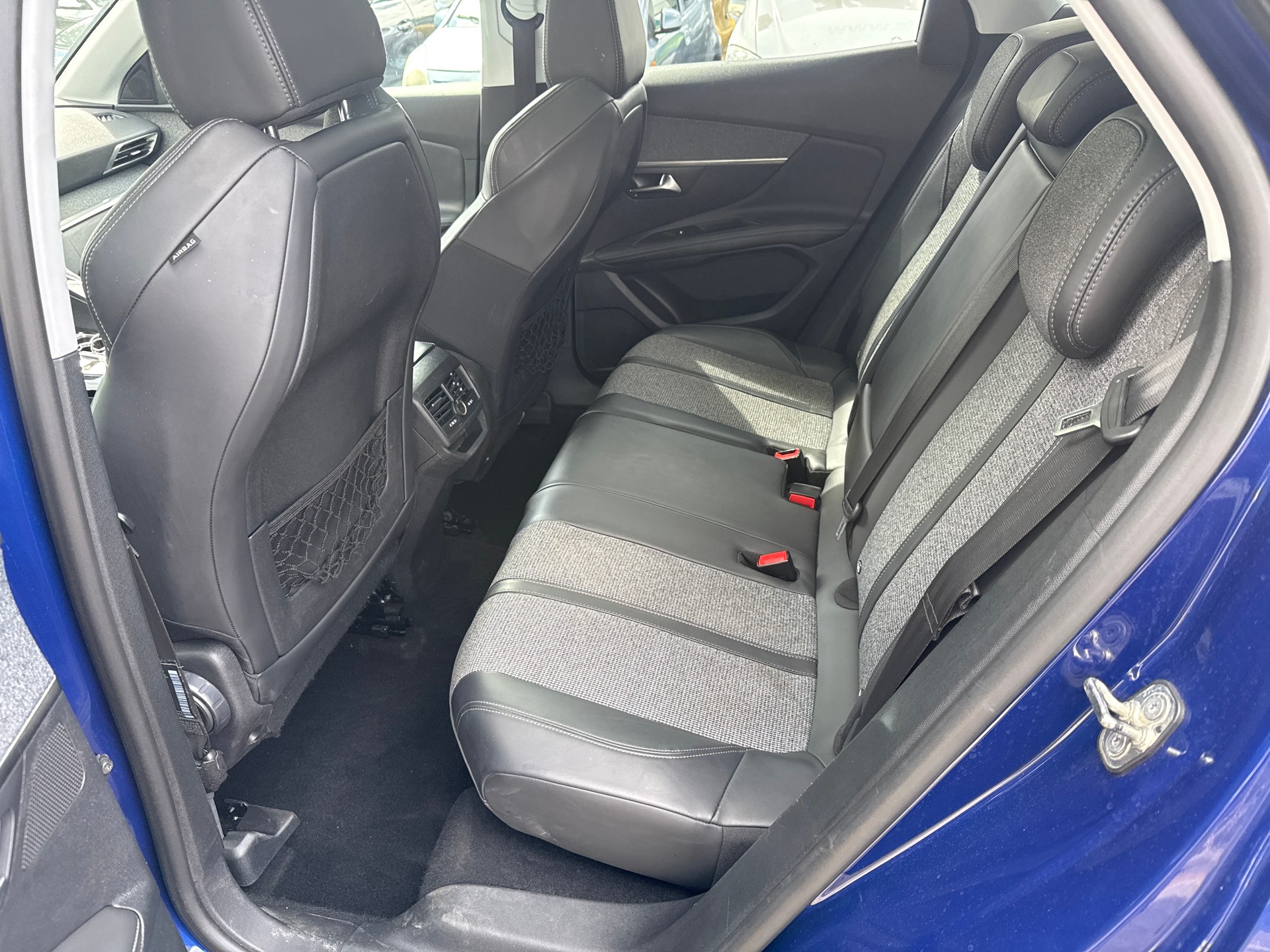 PEUGEOT 3008 1.2 PureTech Allure EAT-image-15