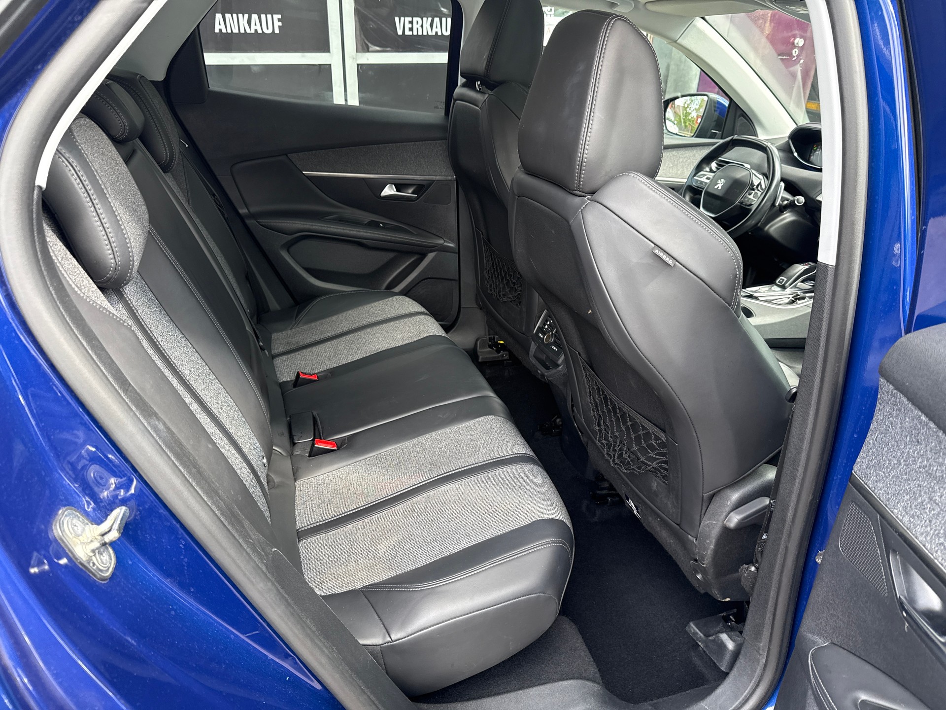 PEUGEOT 3008 1.2 PureTech Allure EAT-image-18