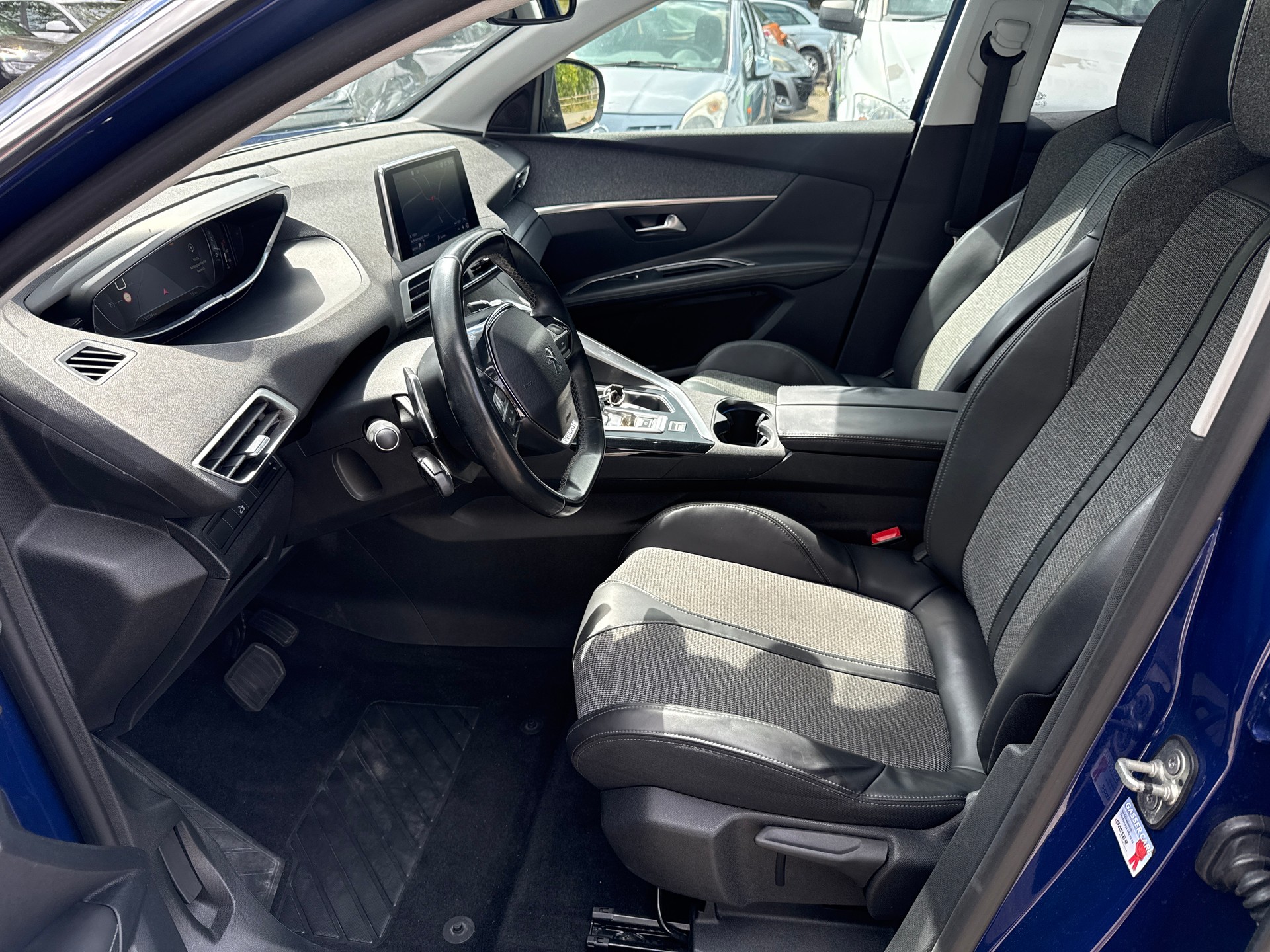 PEUGEOT 3008 1.2 PureTech Allure EAT-image-14