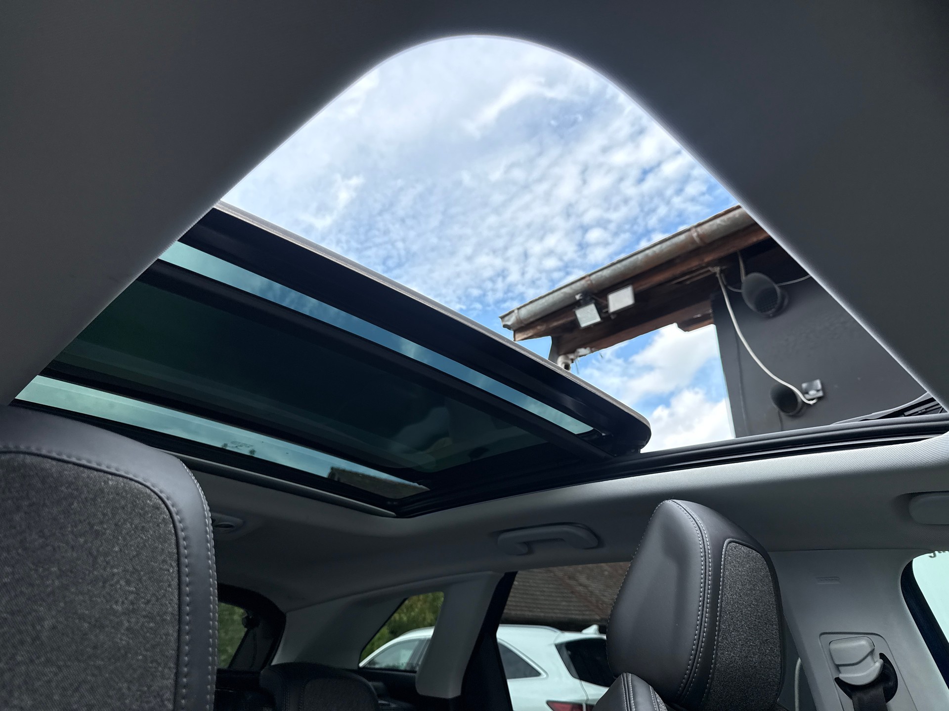 PEUGEOT 3008 1.2 PureTech Allure EAT-image-24