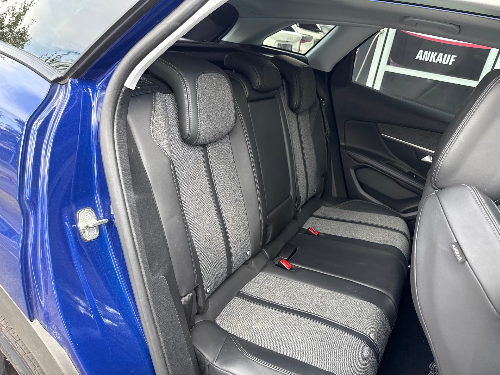 PEUGEOT 3008 1.2 PureTech Allure EAT-image-19