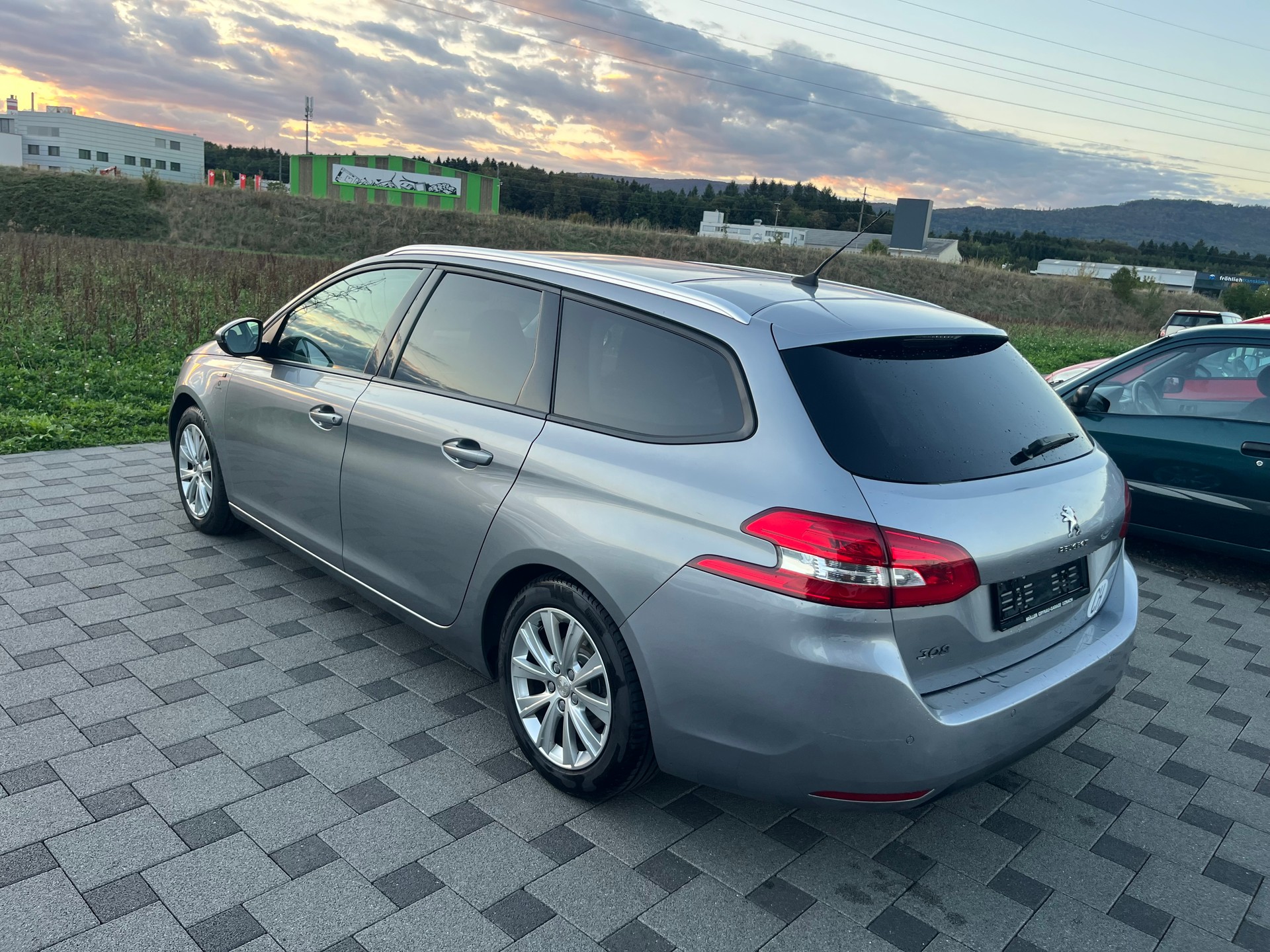 PEUGEOT 308 SW 1.2 THP Style Automatic-image-6