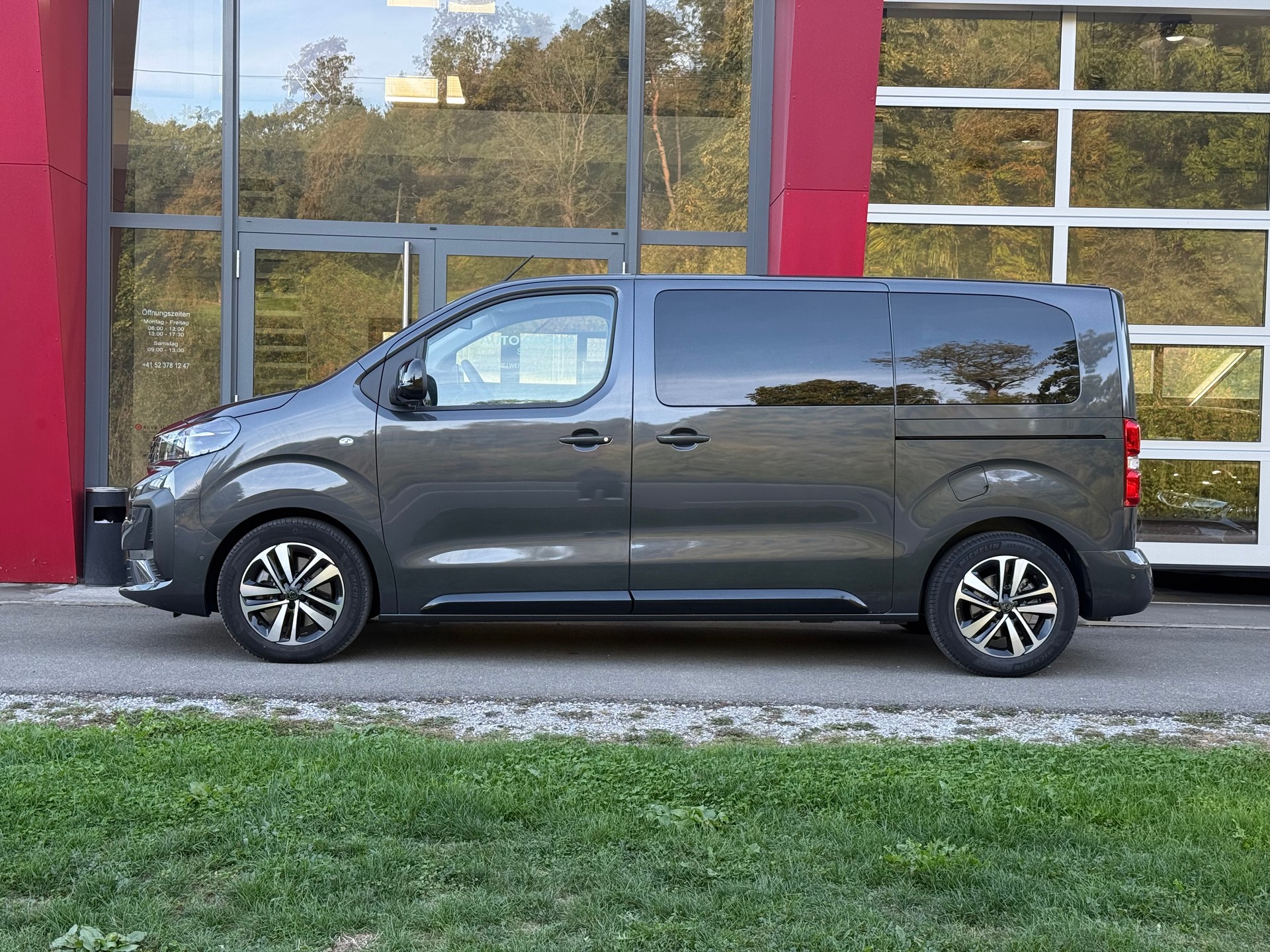 PEUGEOT Traveller 2.2 BlueHDi Business VIP Standard EAT8-showroom-element-1