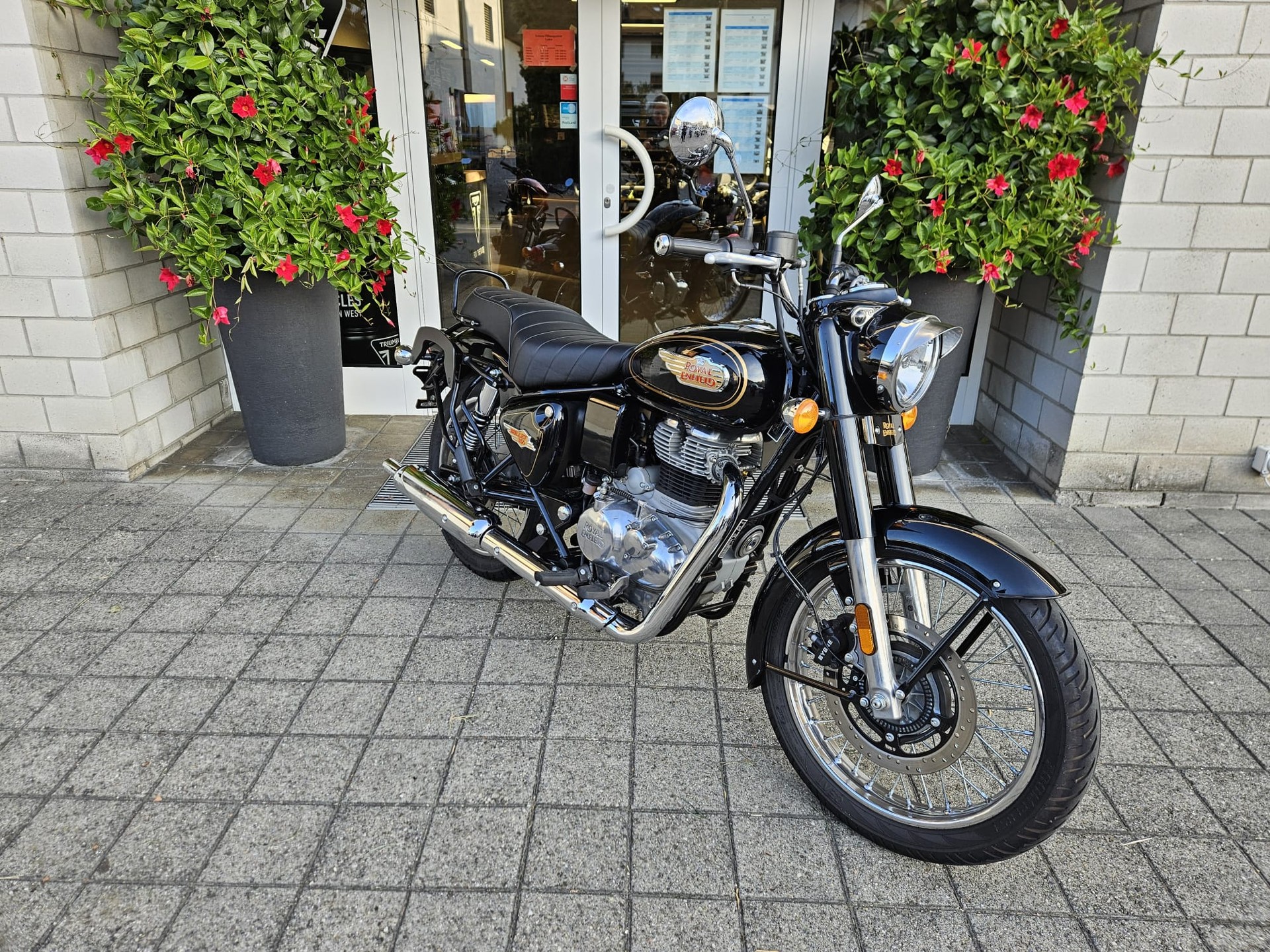 ROYAL ENFIELD Bullet 350-showroom-element-1
