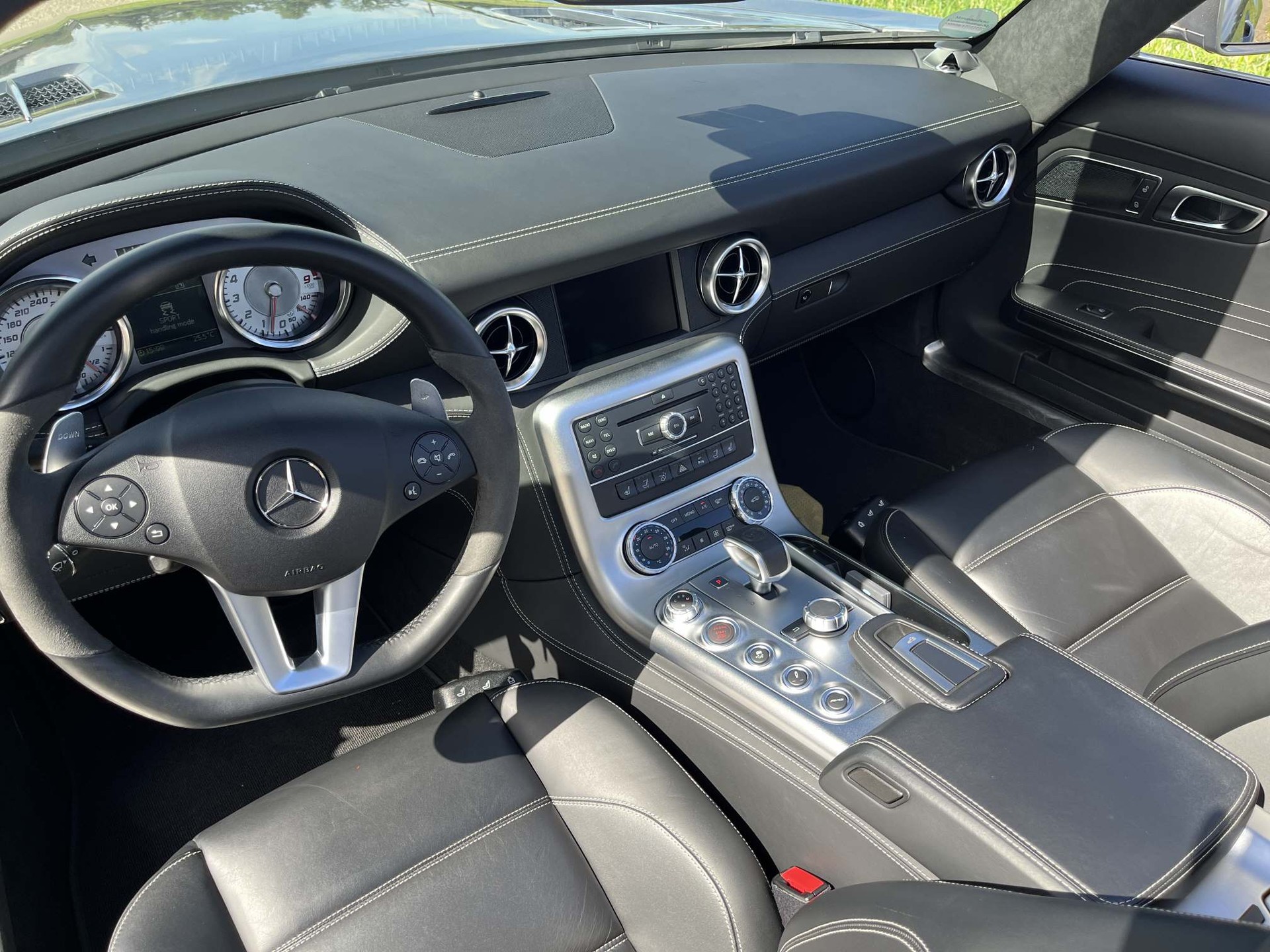 MERCEDES-BENZ SLS AMG Roadster-image-8