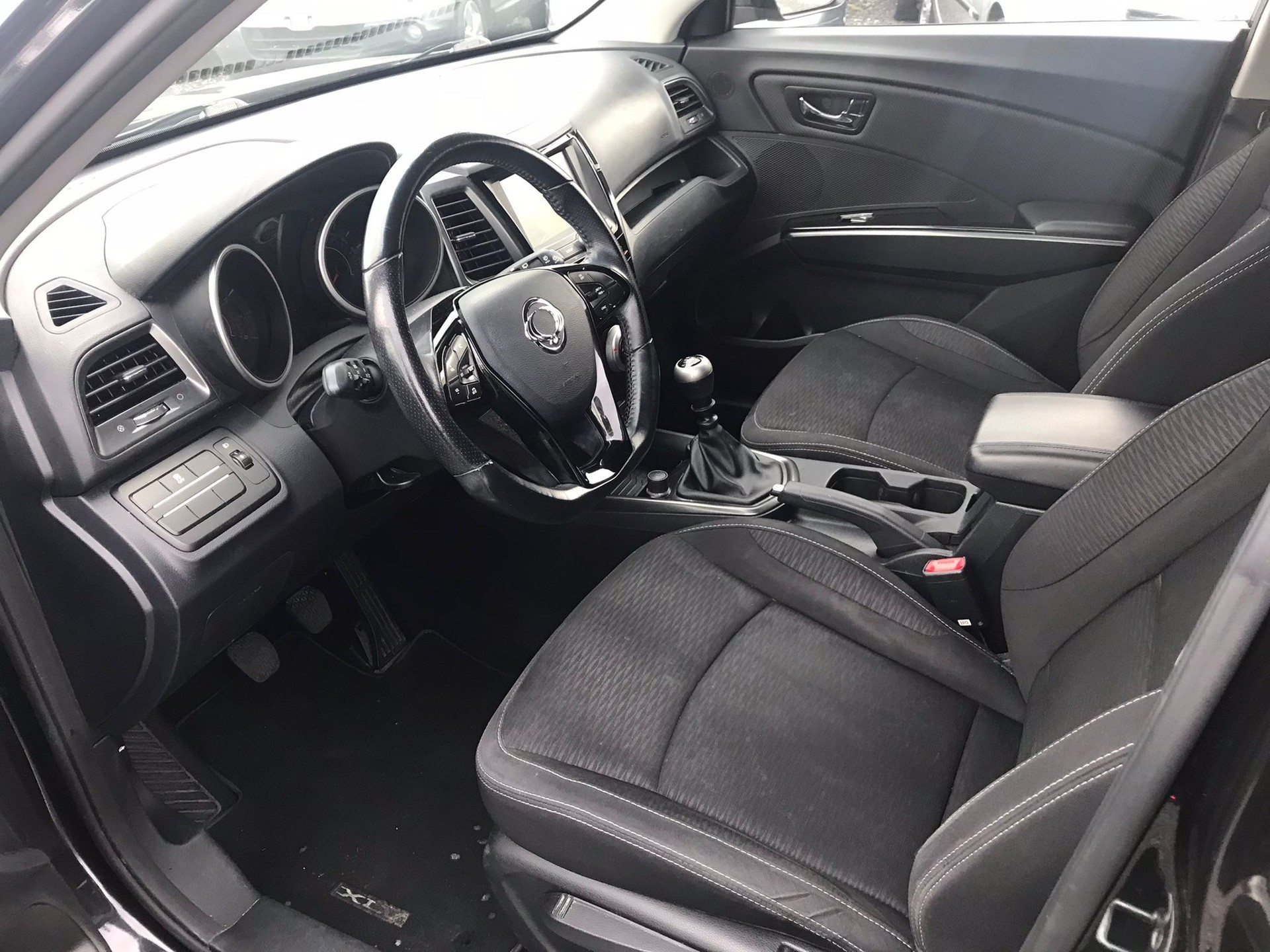 KGM-SsangYong XLV 1.6 e-XGi Crystal 2WD-image-3
