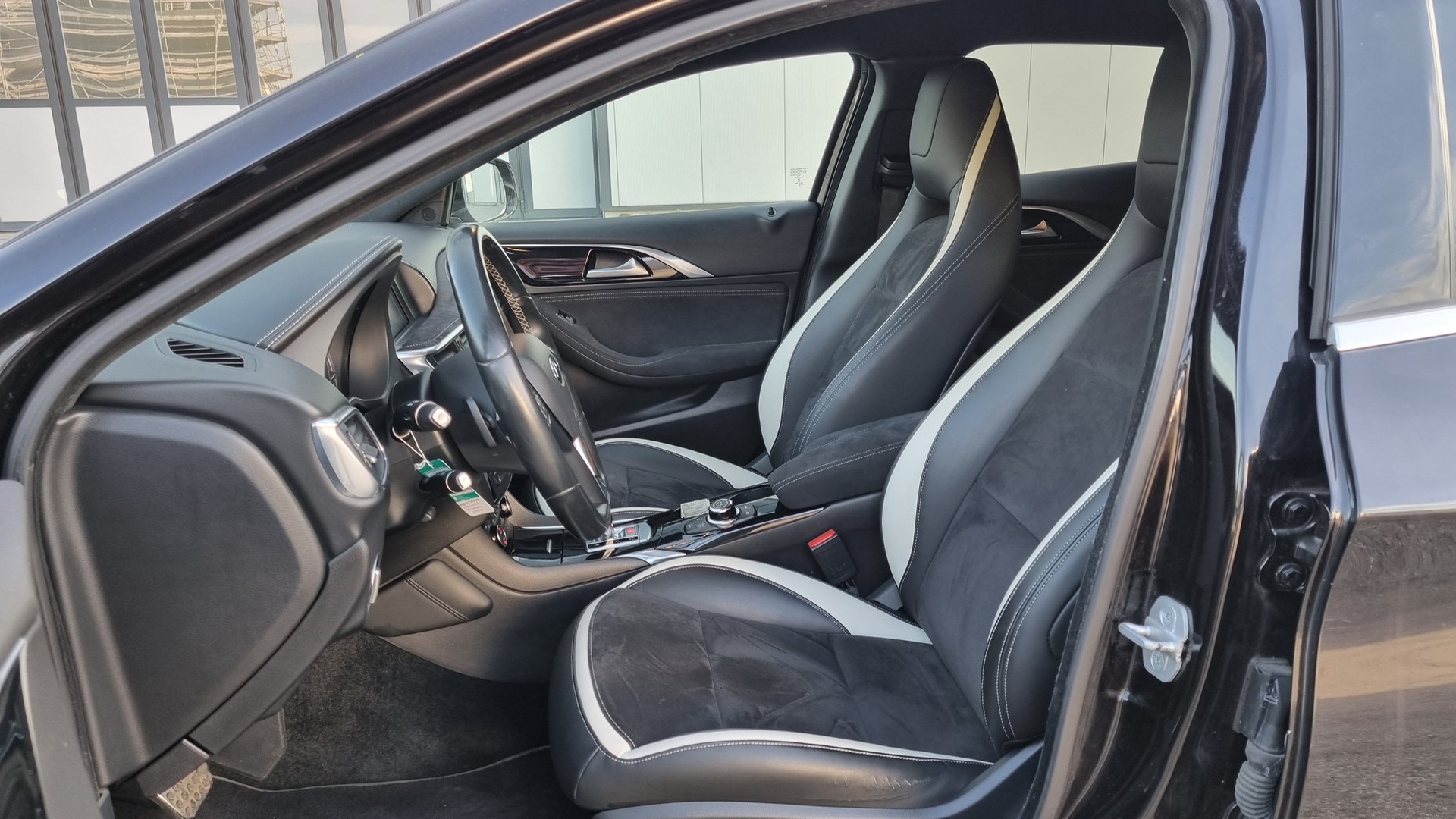 INFINITI Q30 2.0t Sport AWD DCT-image-7