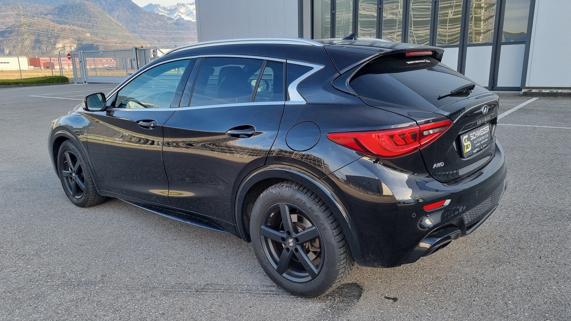 INFINITI Q30 2.0t Sport AWD DCT-showroom-element-3