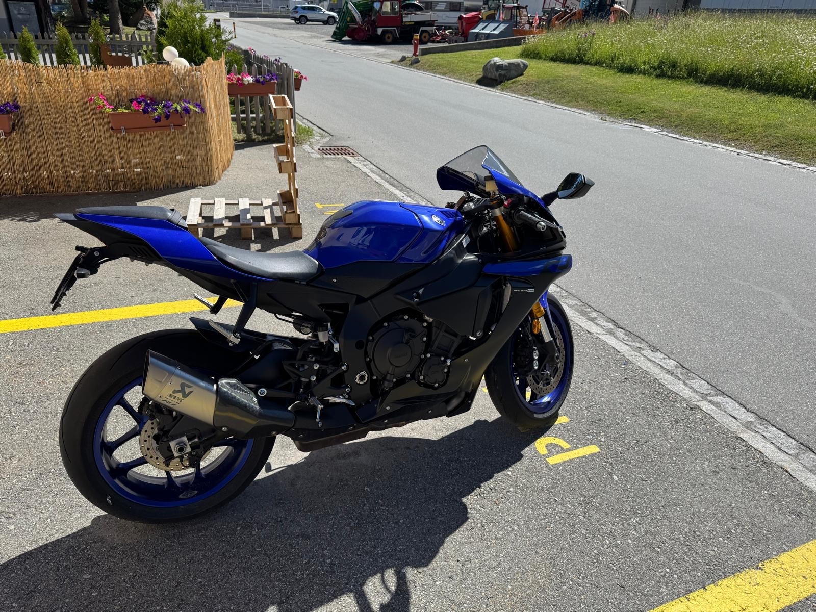YAMAHA YZF-R1-image-1